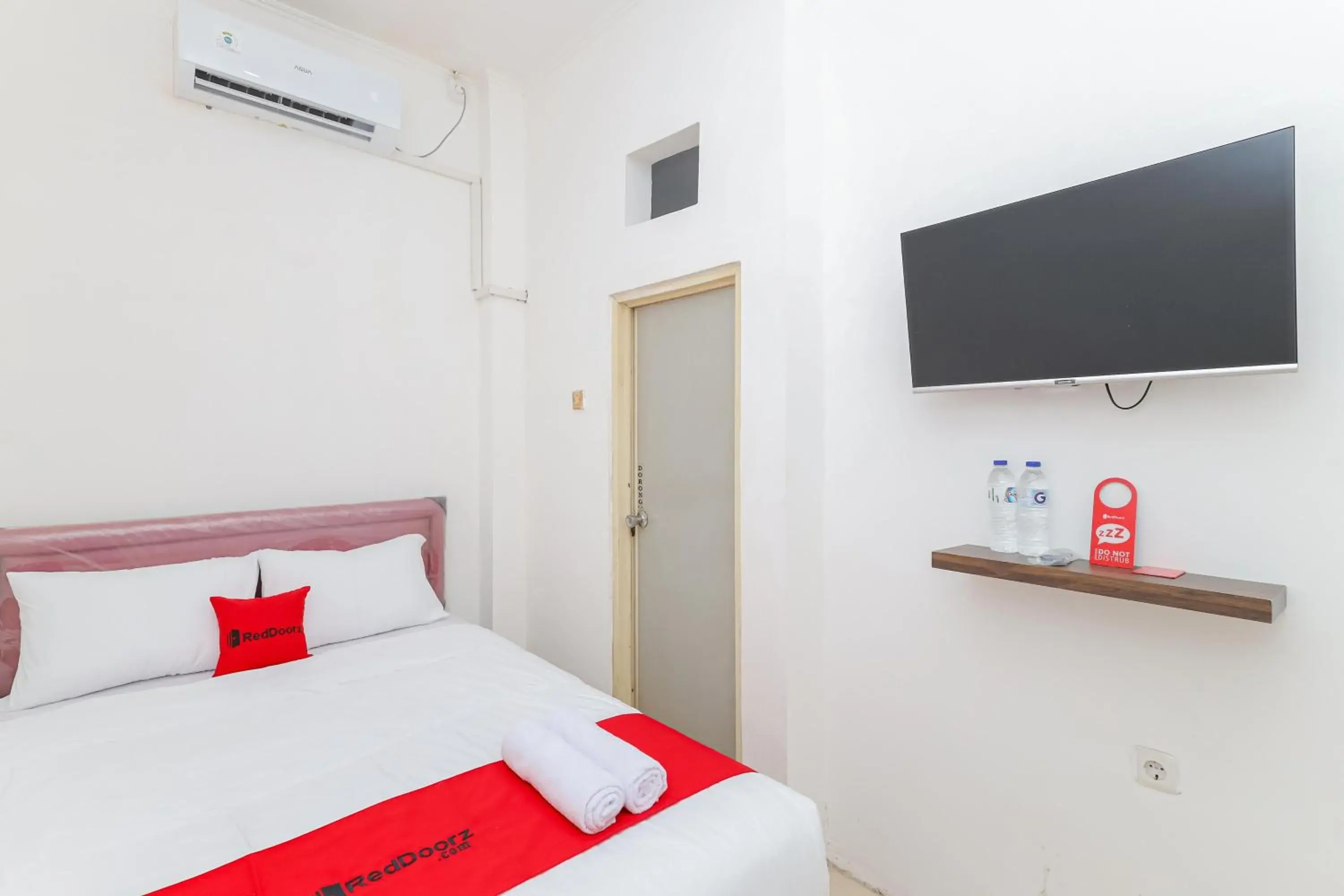 TV and multimedia, Bed in RedDoorz near Pasar Lama Serang TV and multimedia, Bed in RedDoorz near Pasar Lama Serang