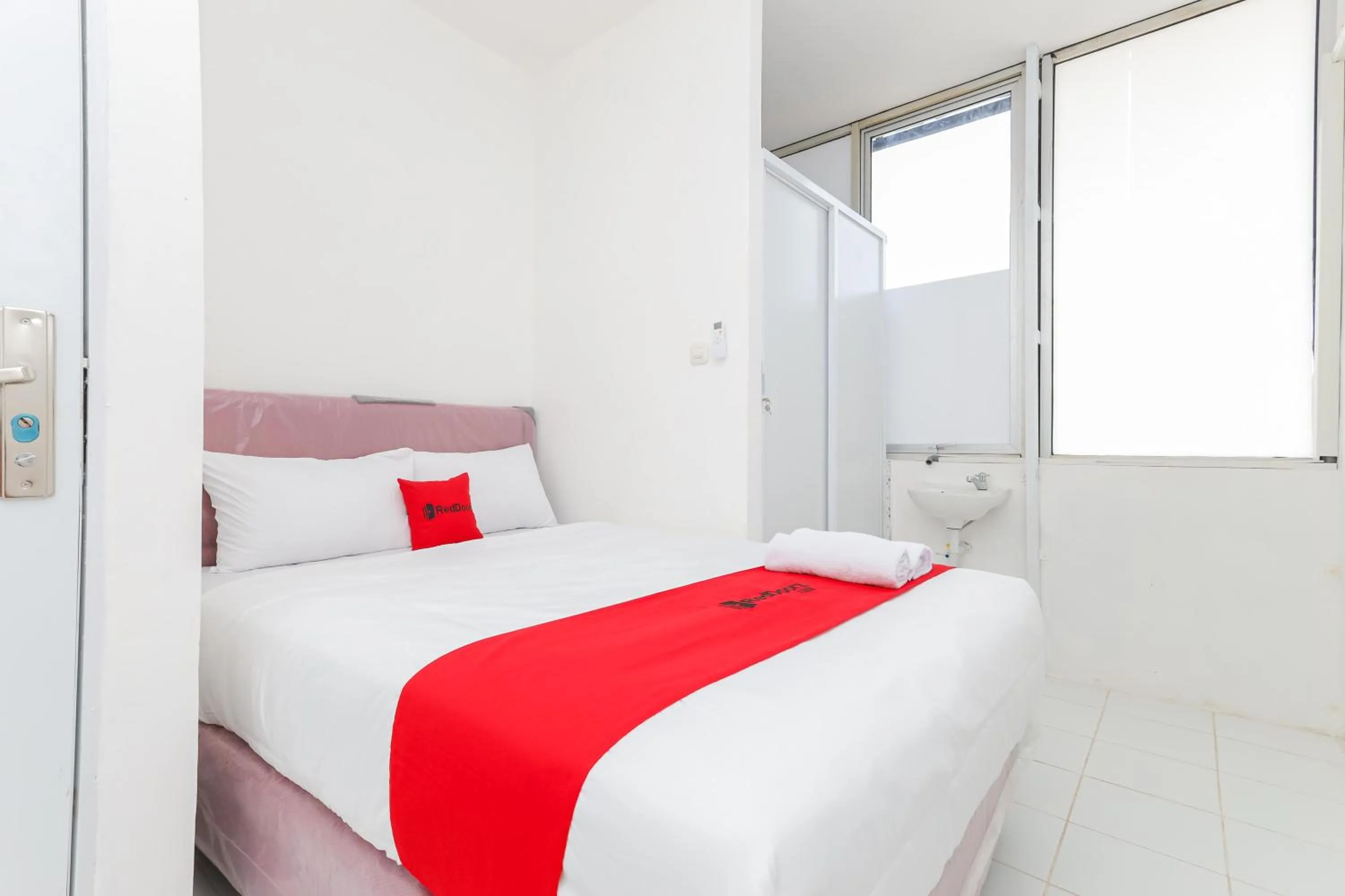 Bedroom, Bed in RedDoorz near Pasar Lama Serang