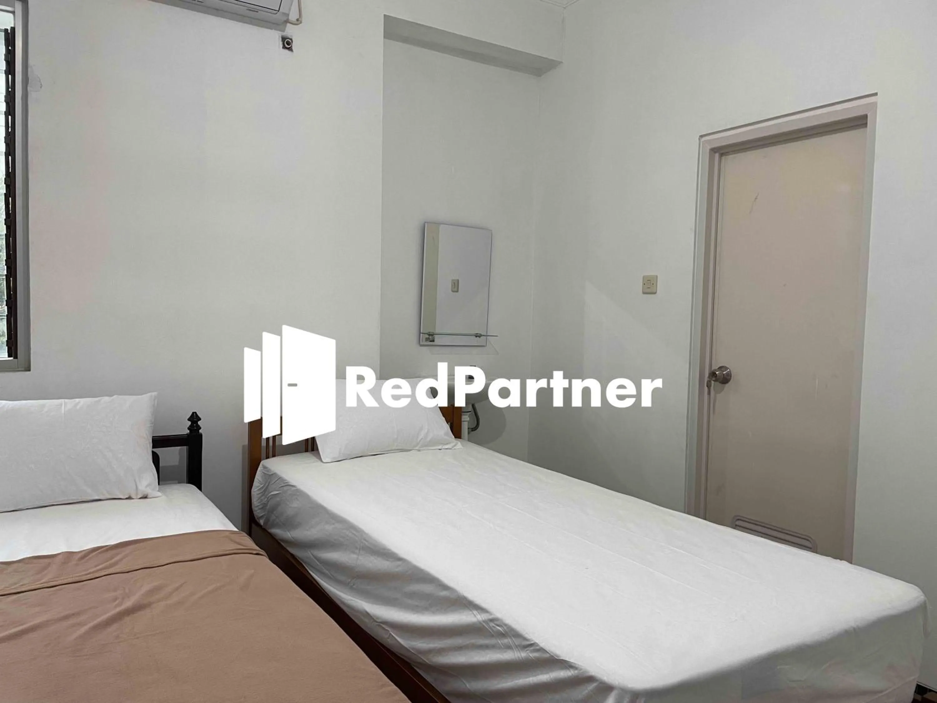 Bedroom, Bed in Hotel Pusponjolo Syariah Semarang Mitra RedDoorz