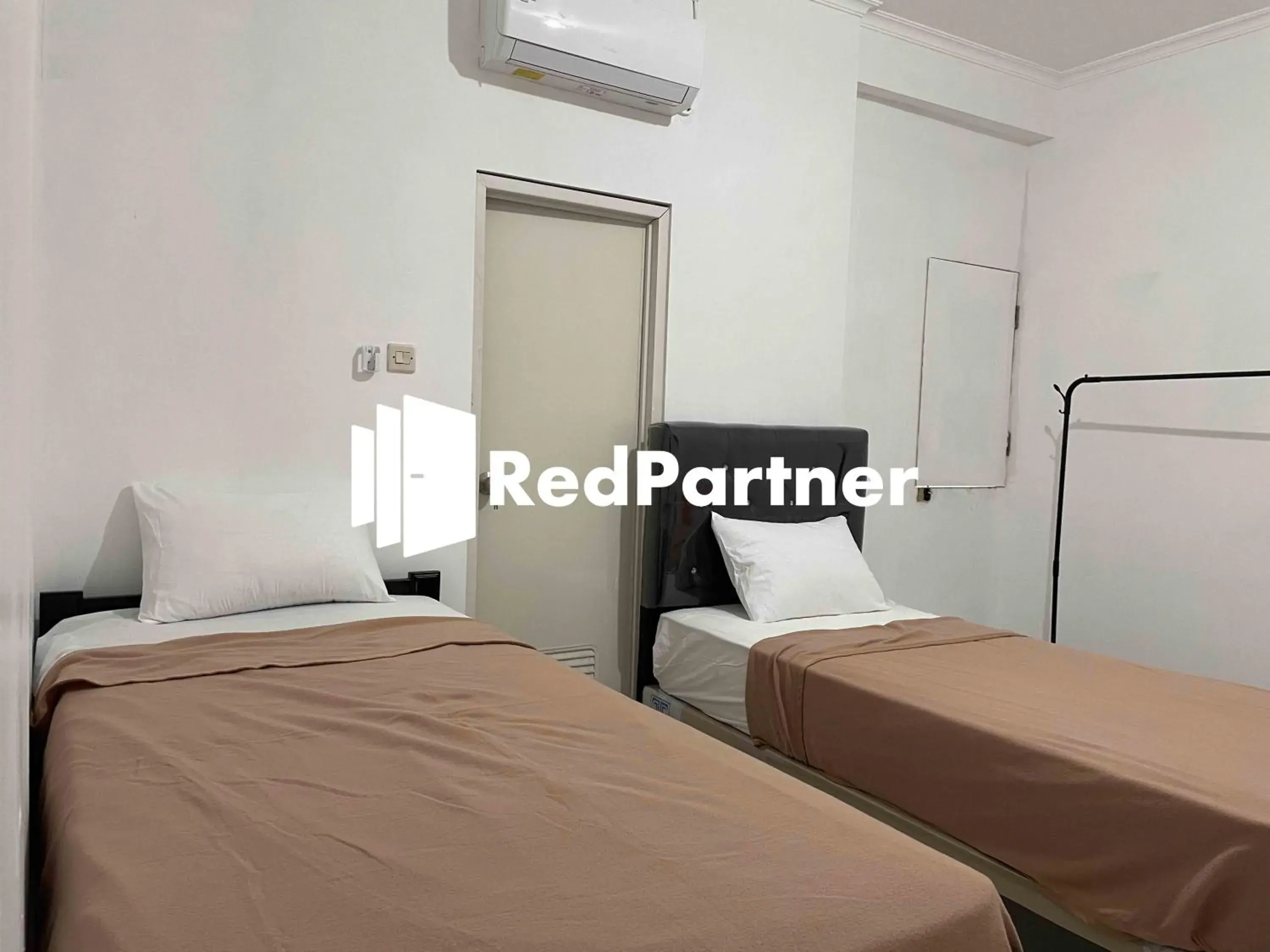 Bedroom, Bed in Hotel Pusponjolo Syariah Semarang Mitra RedDoorz Bedroom, Bed in Hotel Pusponjolo Syariah Semarang Mitra RedDoorz