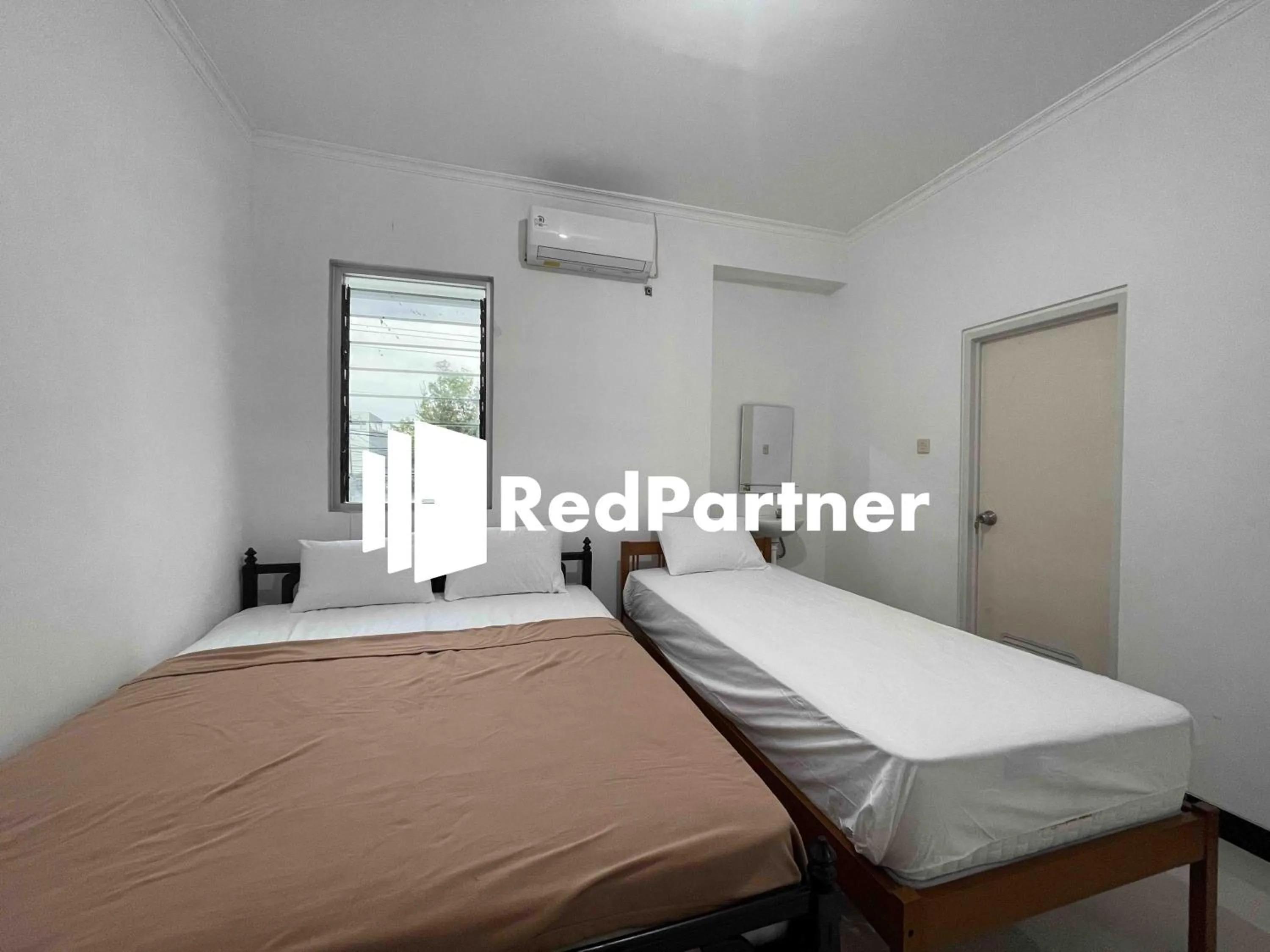Bedroom, Bed in Hotel Pusponjolo Syariah Semarang Mitra RedDoorz