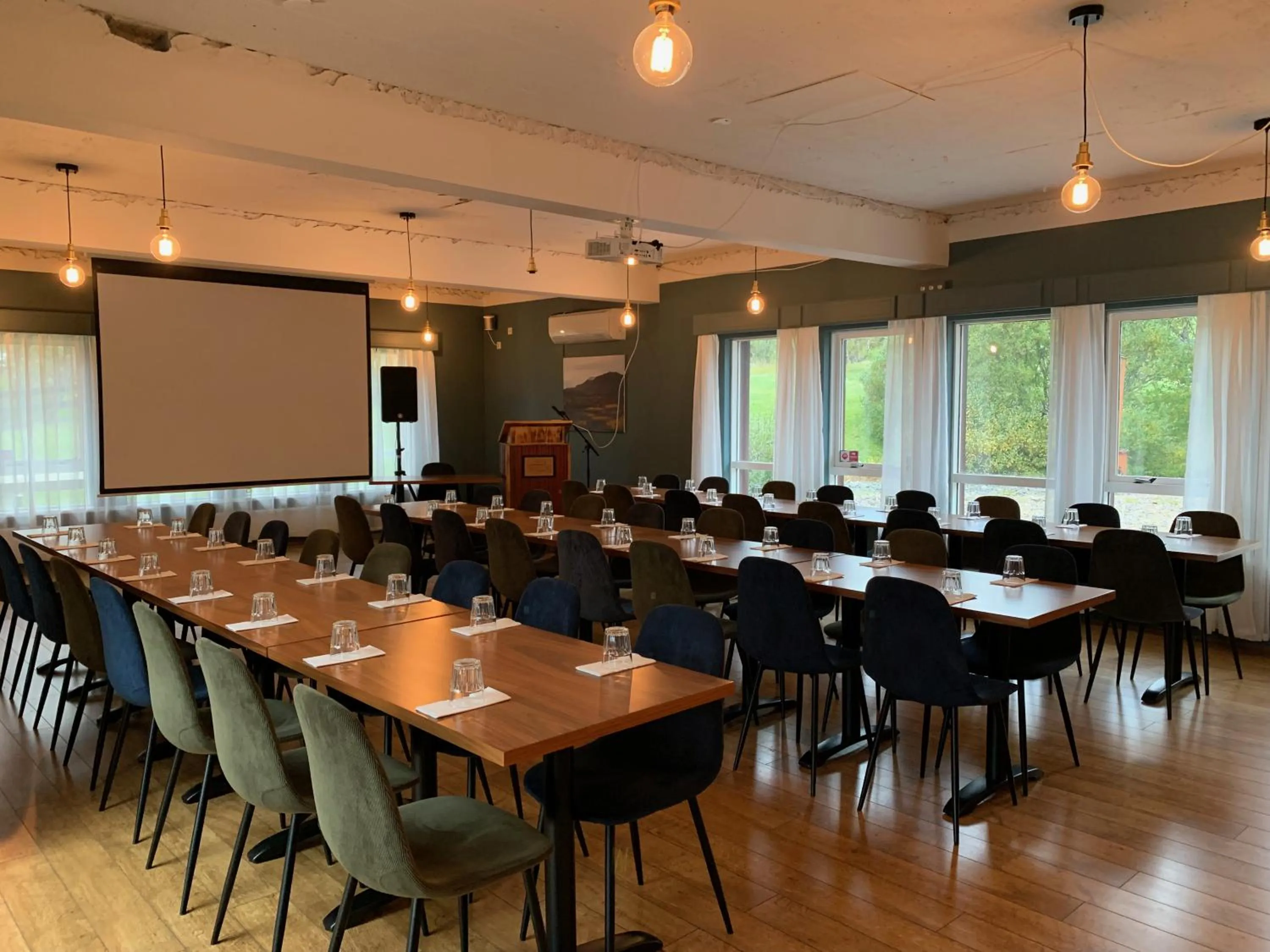 Restaurant/places to eat in Hotel Breiddalsvik