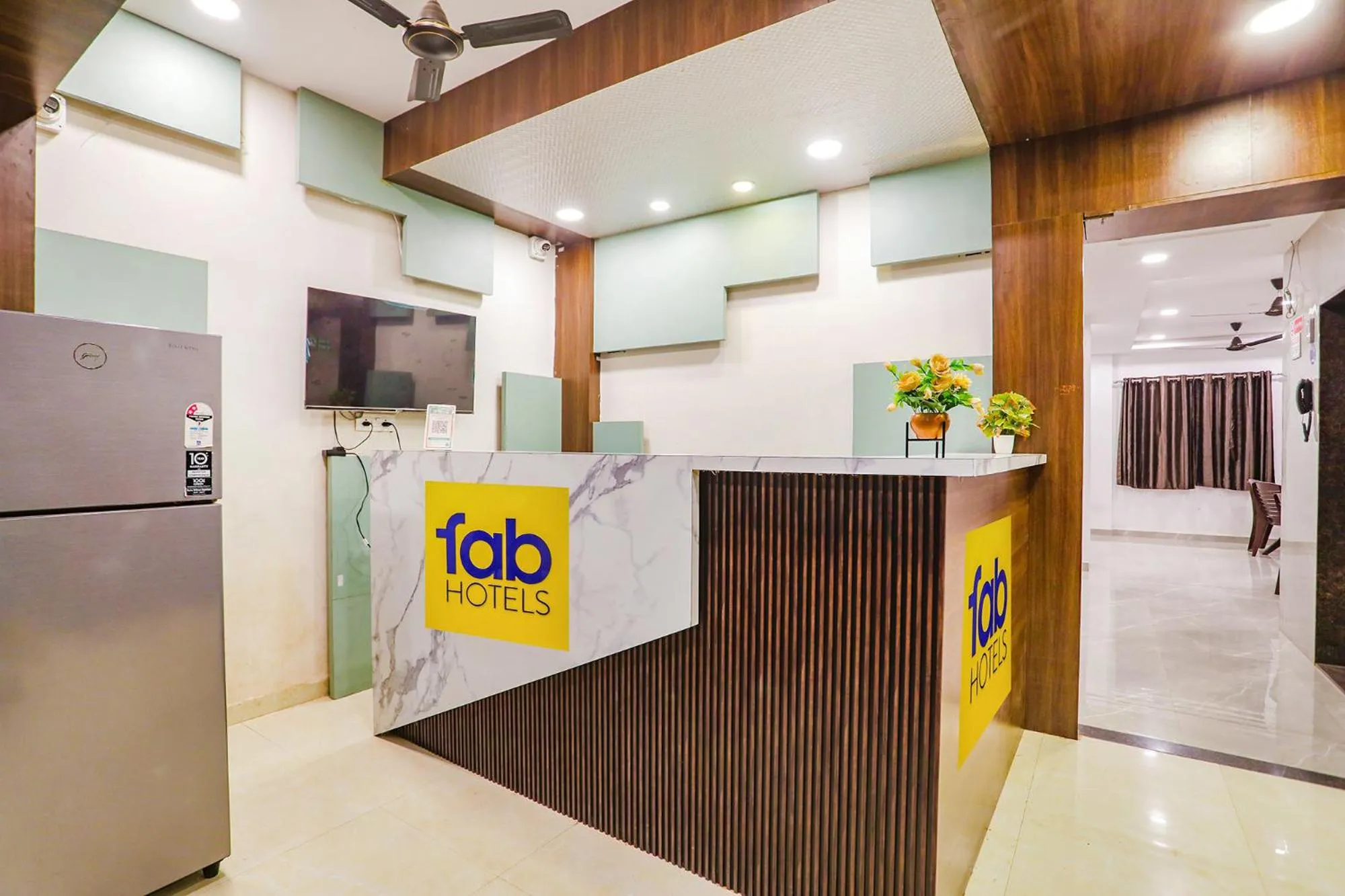 Lobby or reception in FabHotel Royal Stay - Beltarodi
