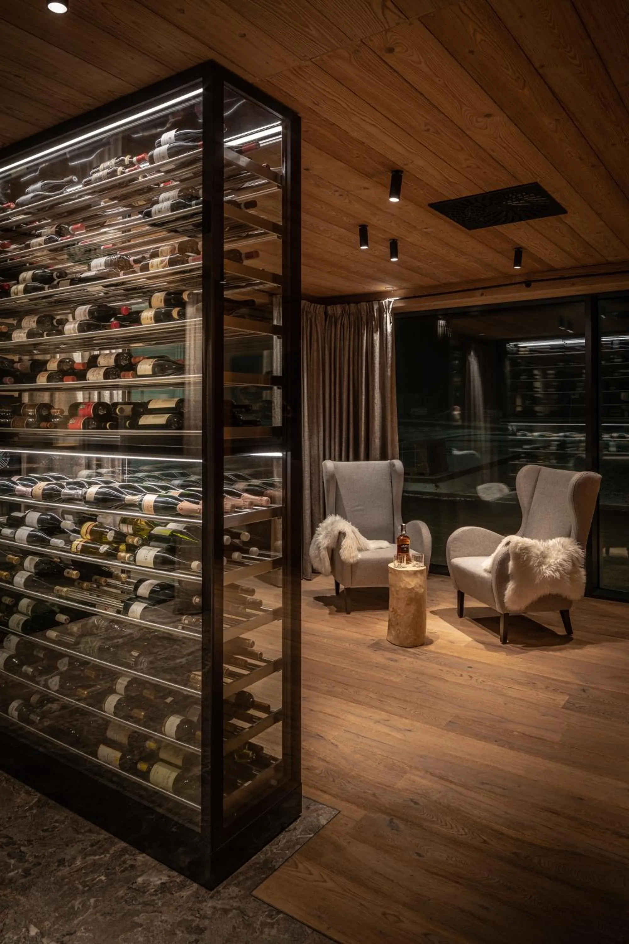 Restaurant/places to eat in Aldrov Resort