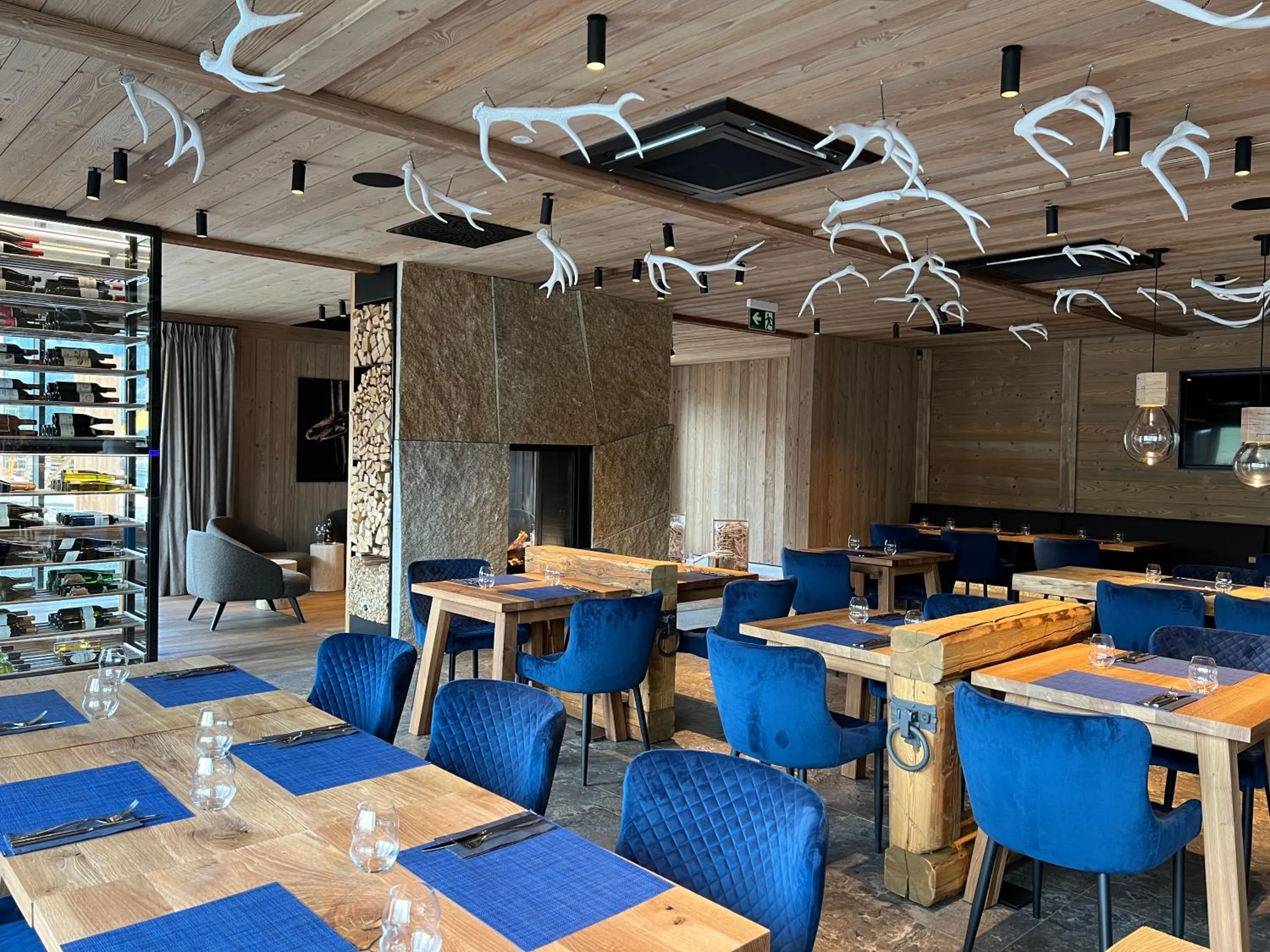 Restaurant/places to eat in Aldrov Resort