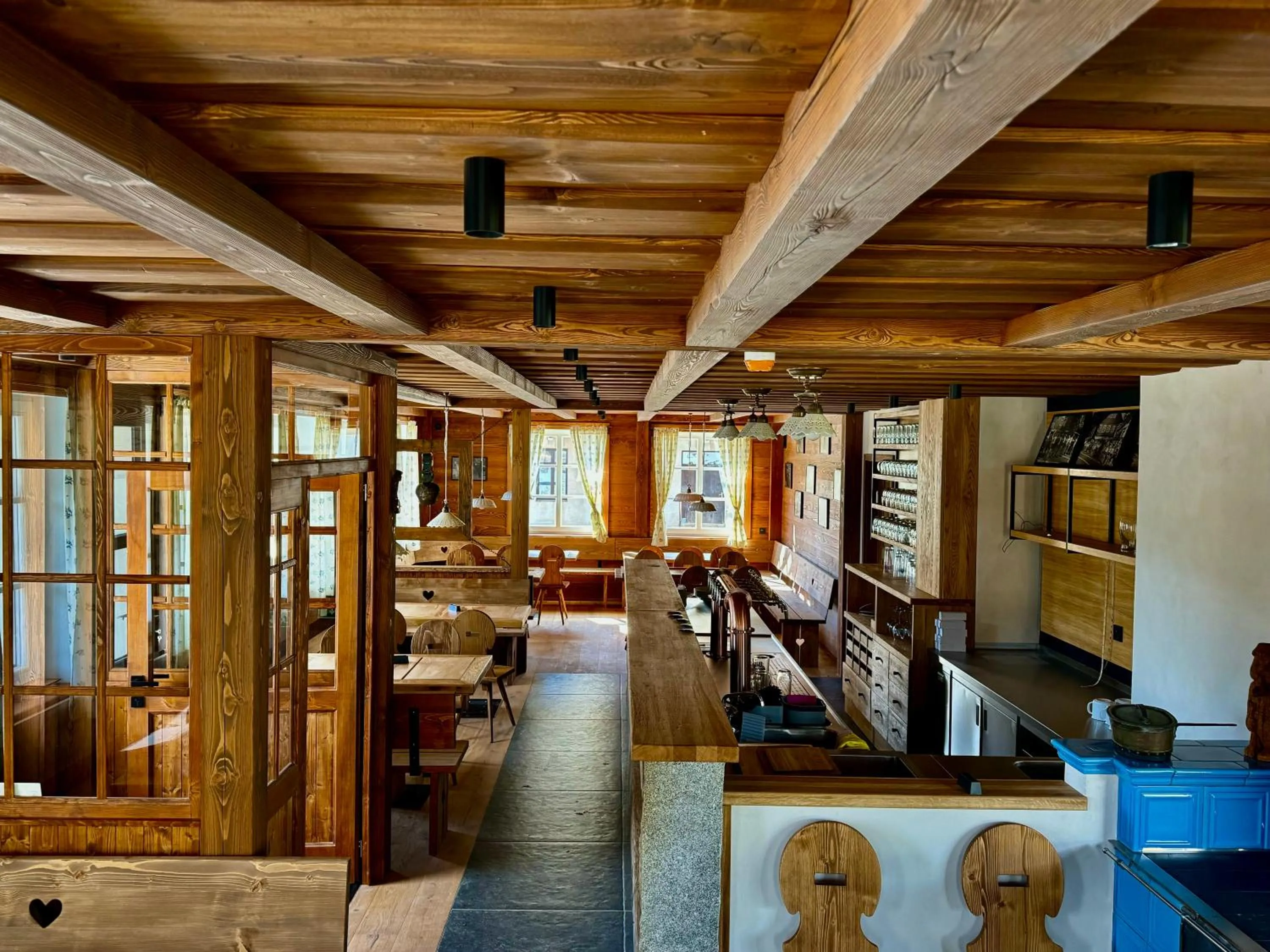 Restaurant/places to eat in Aldrov Resort