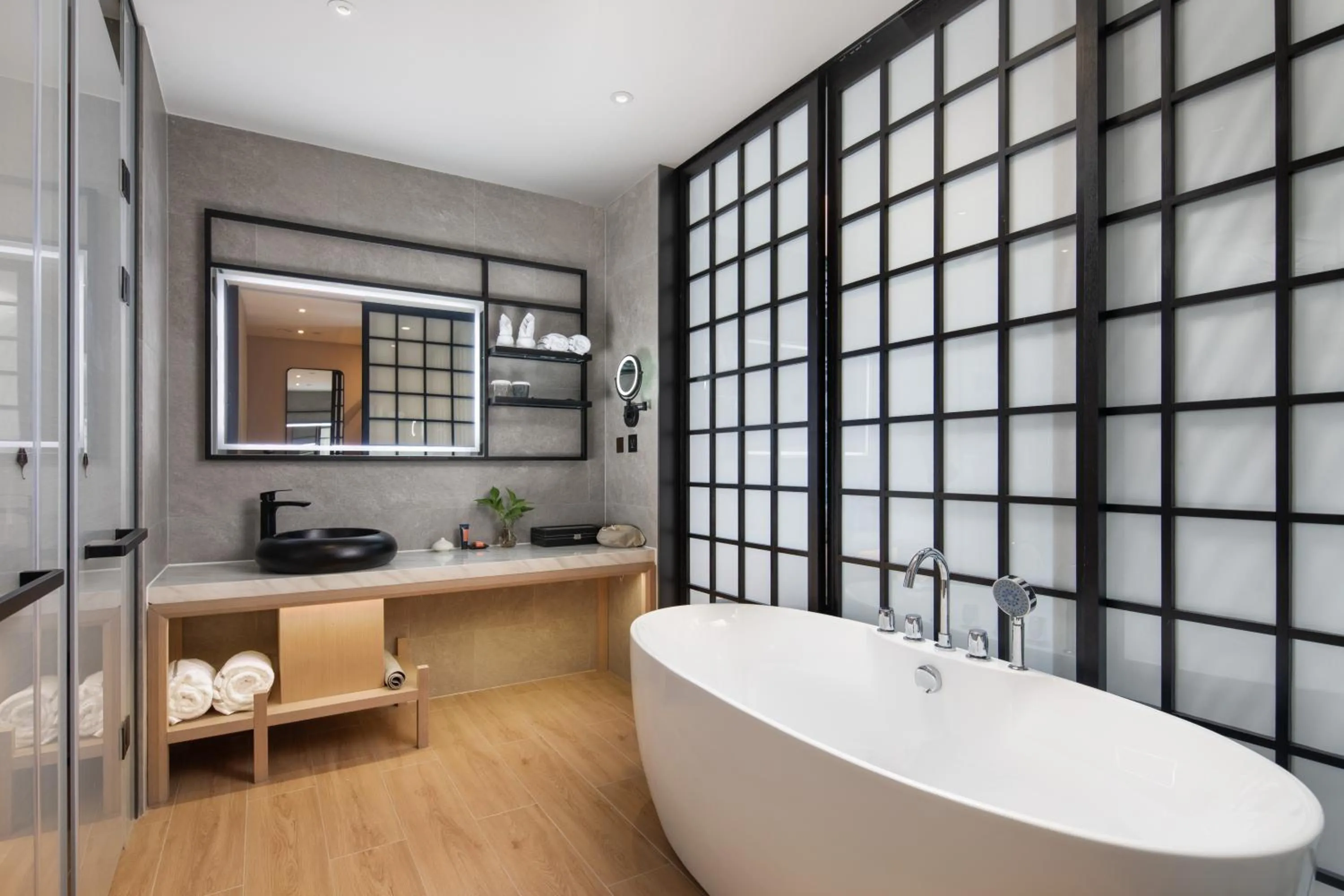 Bathroom in GINCO Hotel Guangzhou Baiyun Airport-24 Hour Airport Pick-up and Drop-off Service