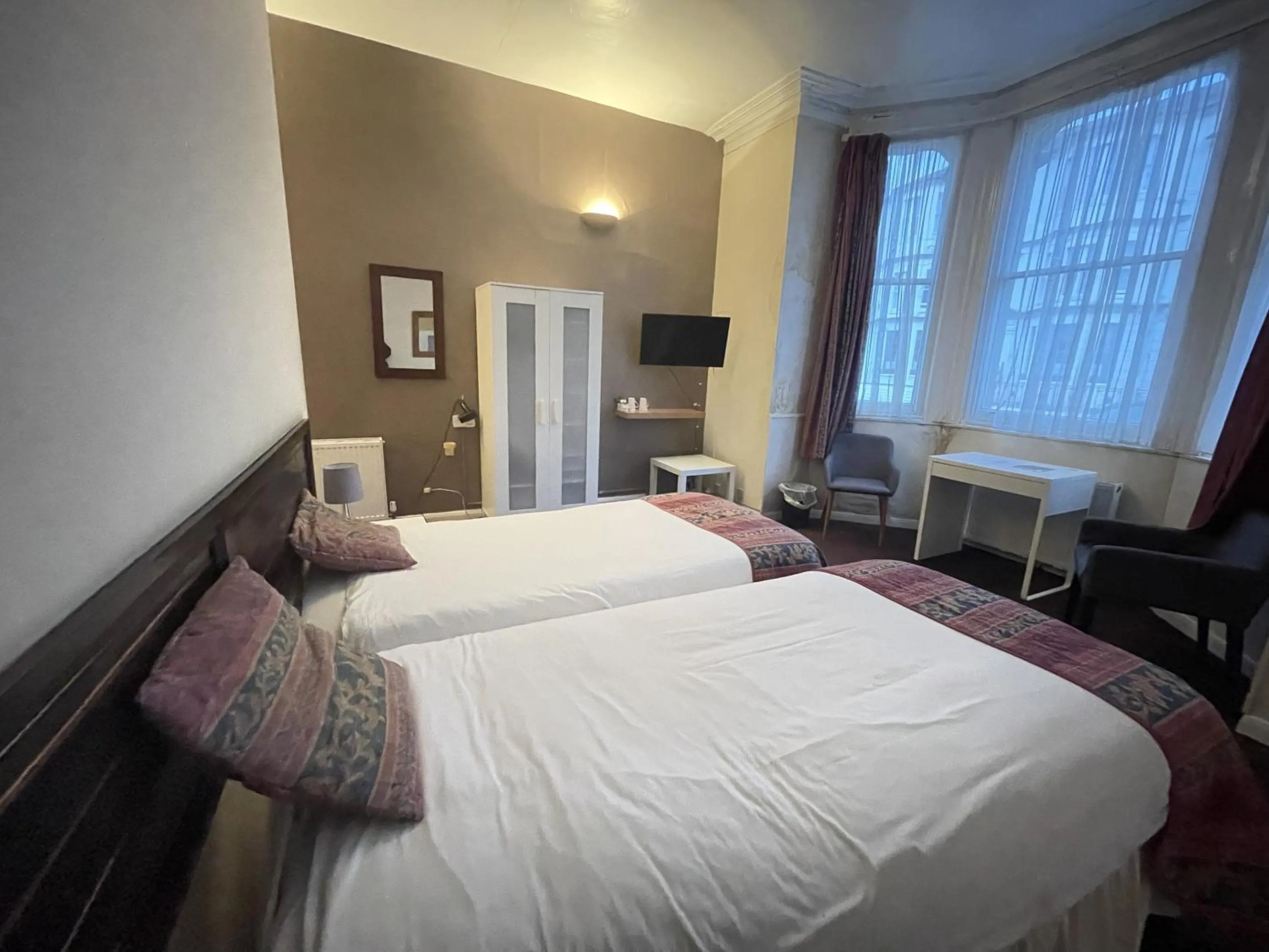 Bedroom, Bed in The Dolphin Hotel