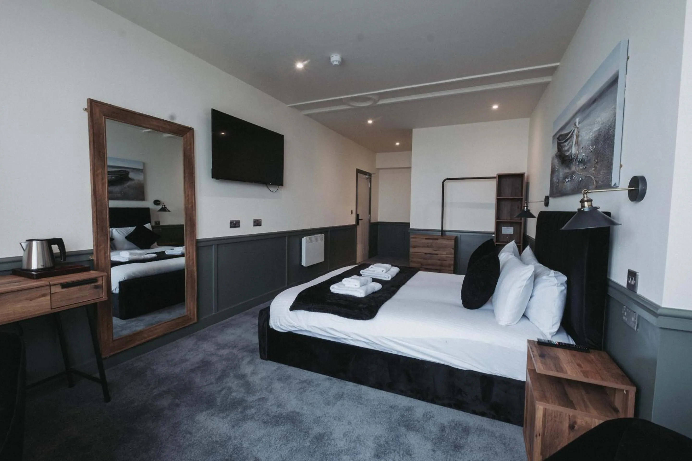 Bedroom, Bed in The Royal Bar & Shaker