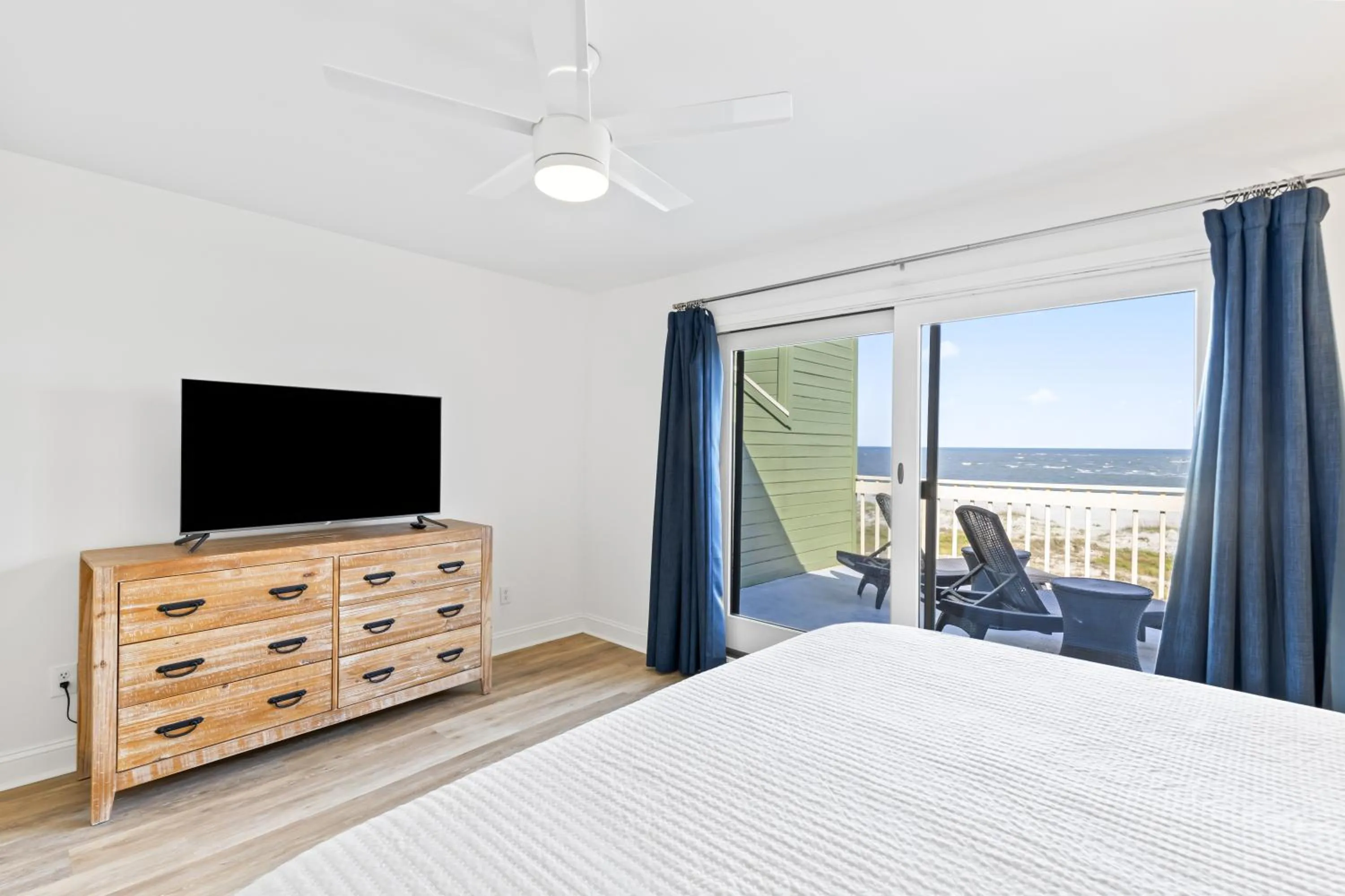 Photo of the whole room, Bed in Mariner's Walk 12E - Modern Oceanfront Villa