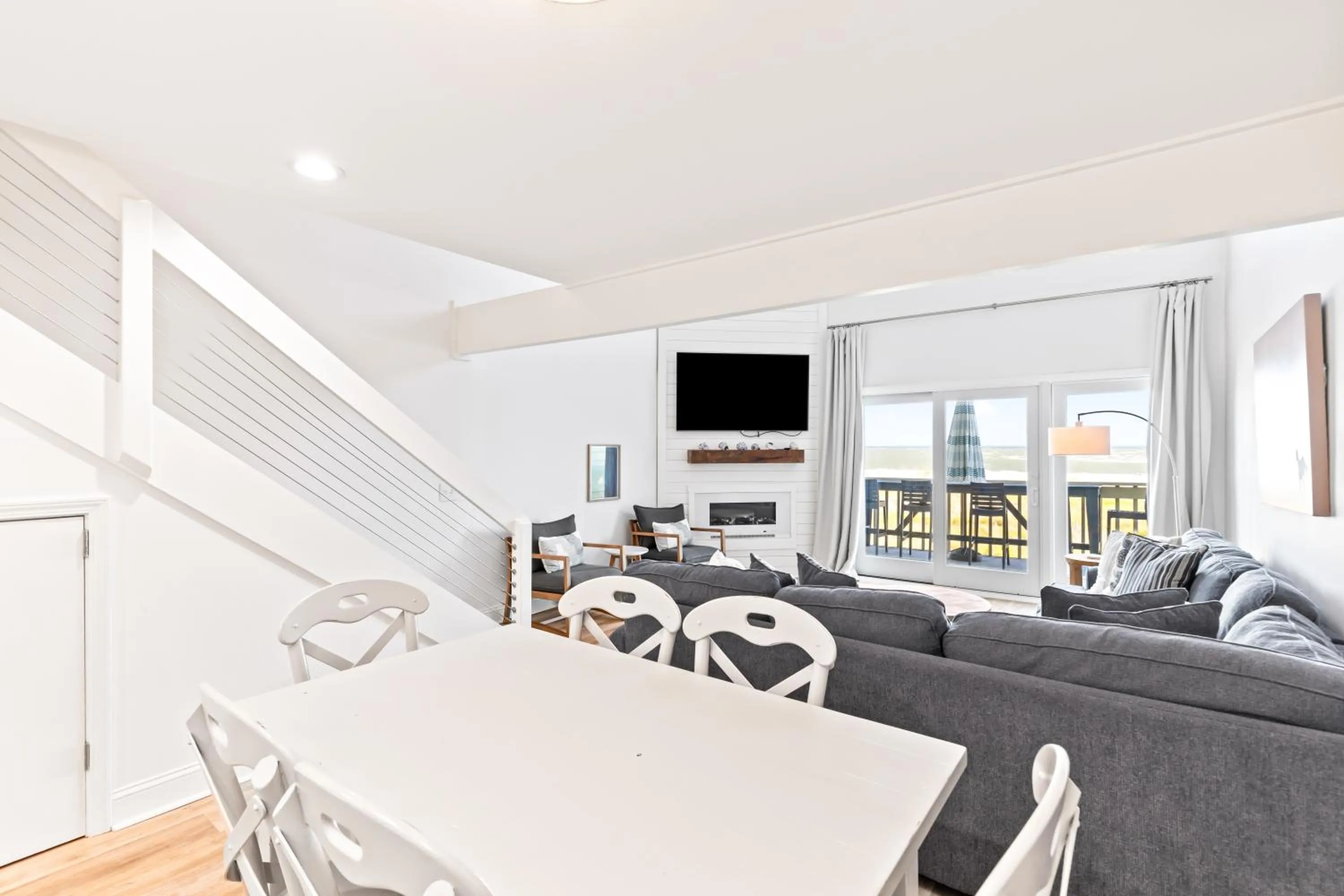 Seating area in Mariner's Walk 12E - Modern Oceanfront Villa