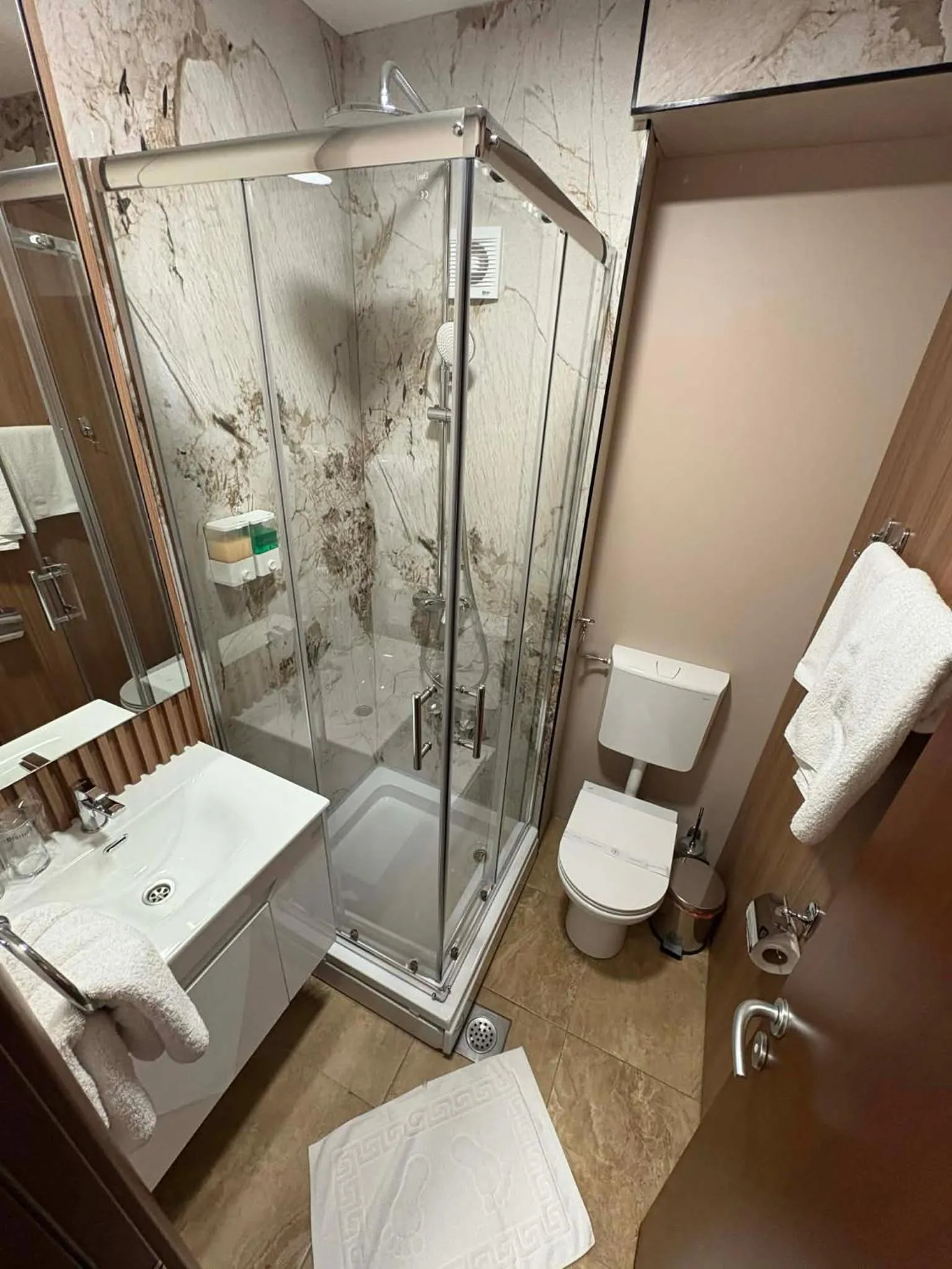 Shower in Hotel Leotar