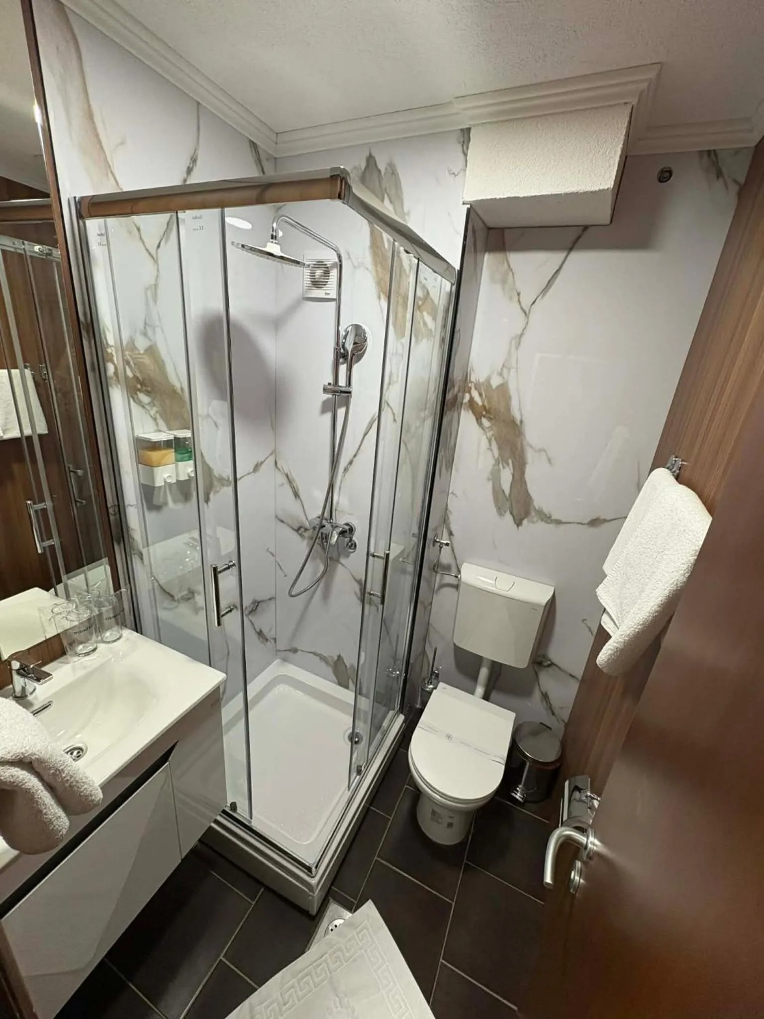 Shower in Hotel Leotar
