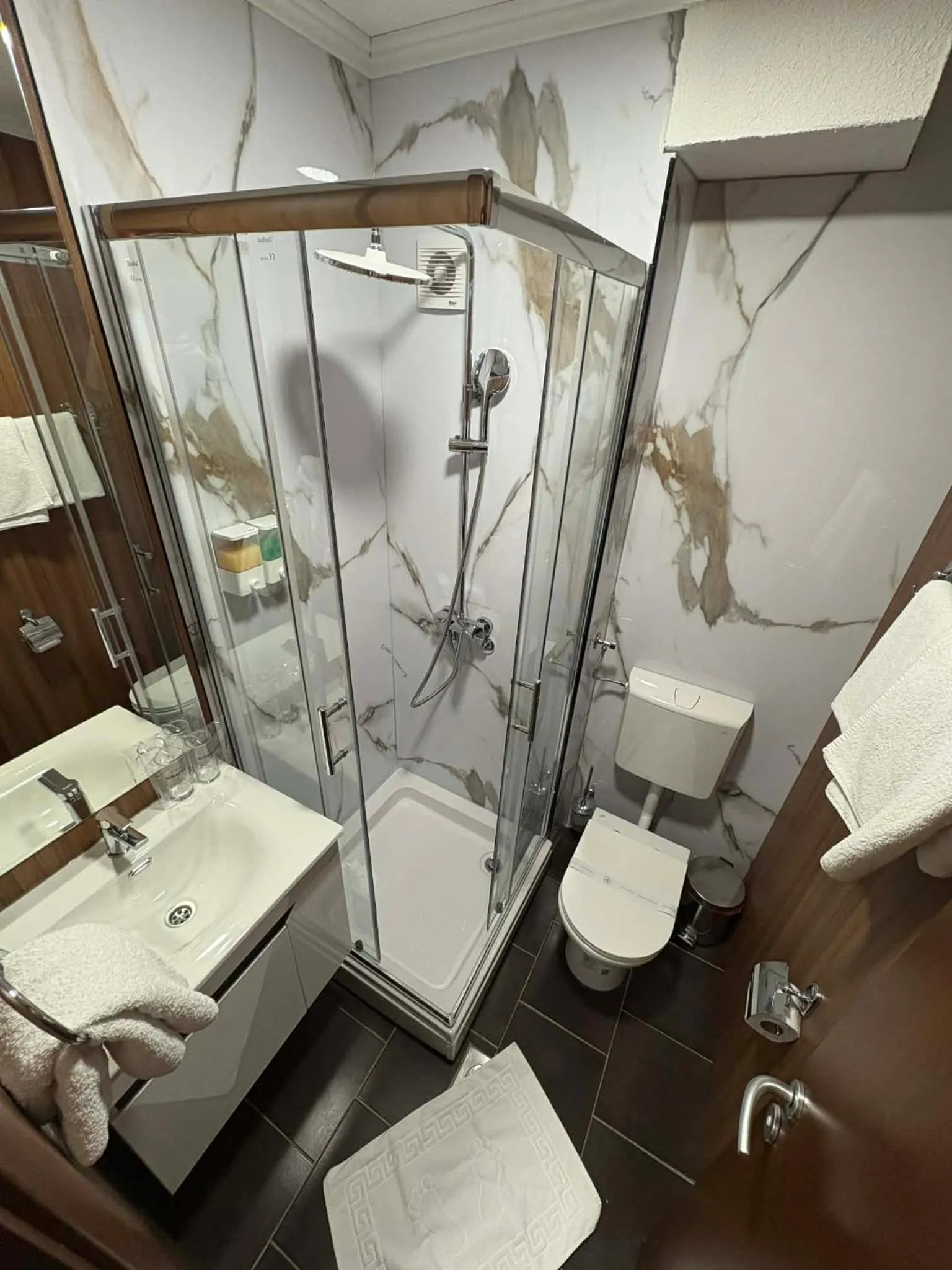 Shower in Hotel Leotar