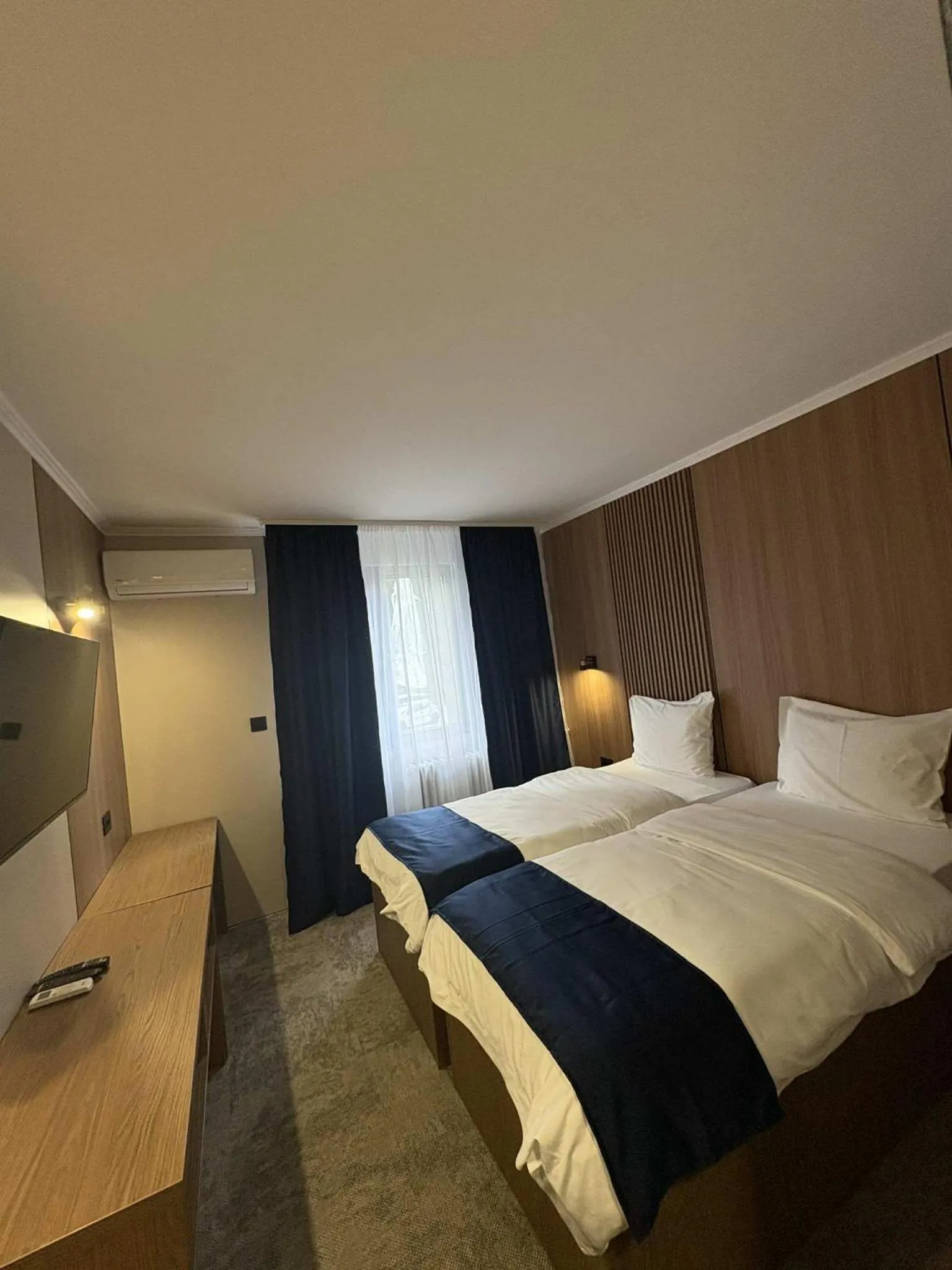 Communal lounge/ TV room, Bed in Hotel Leotar