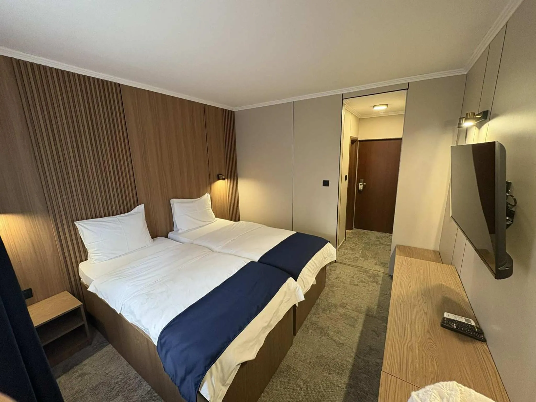 Communal lounge/ TV room, Bed in Hotel Leotar