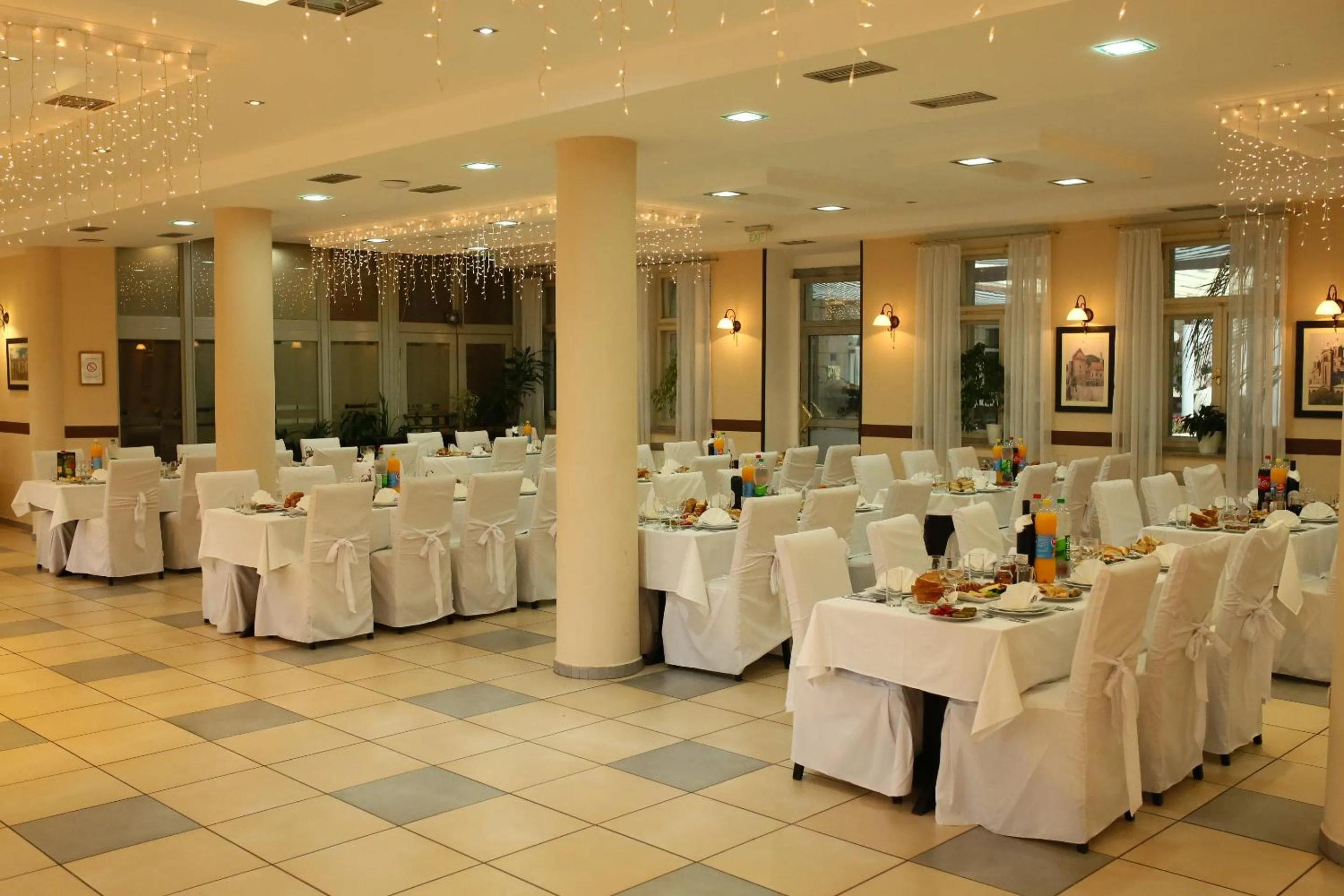 Restaurant/places to eat in Hotel Leotar