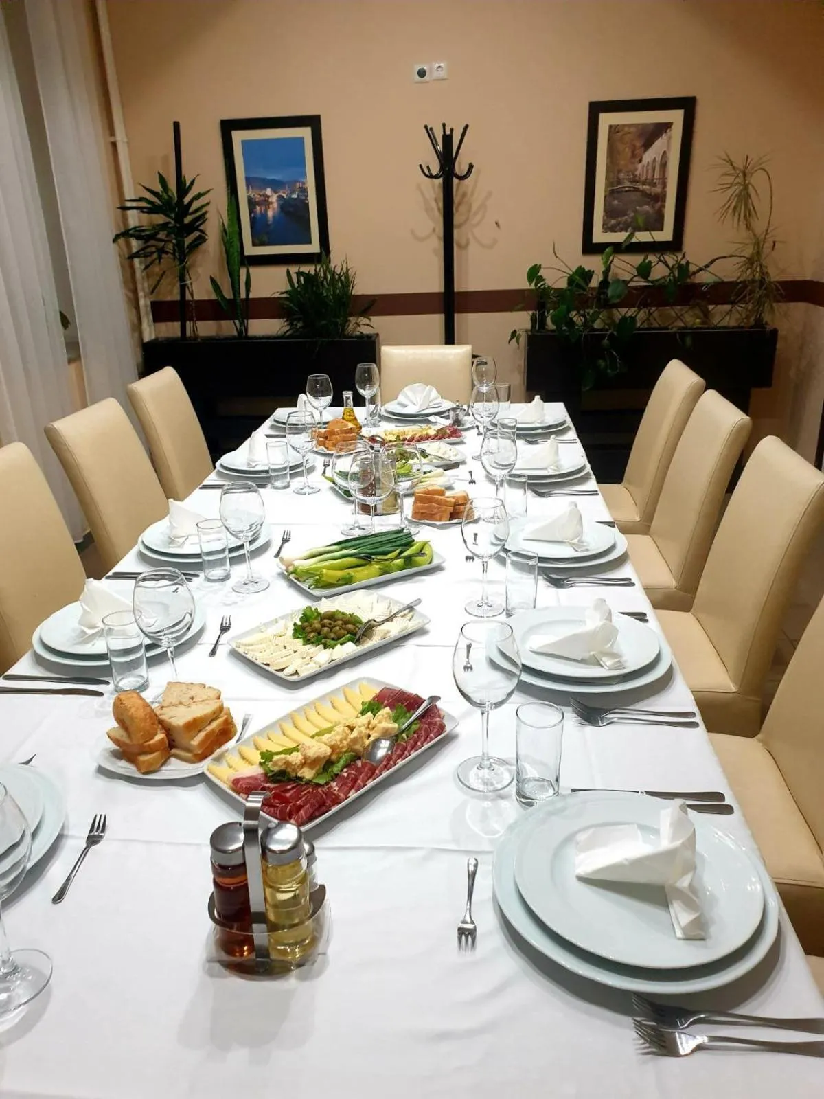 Restaurant/places to eat in Hotel Leotar