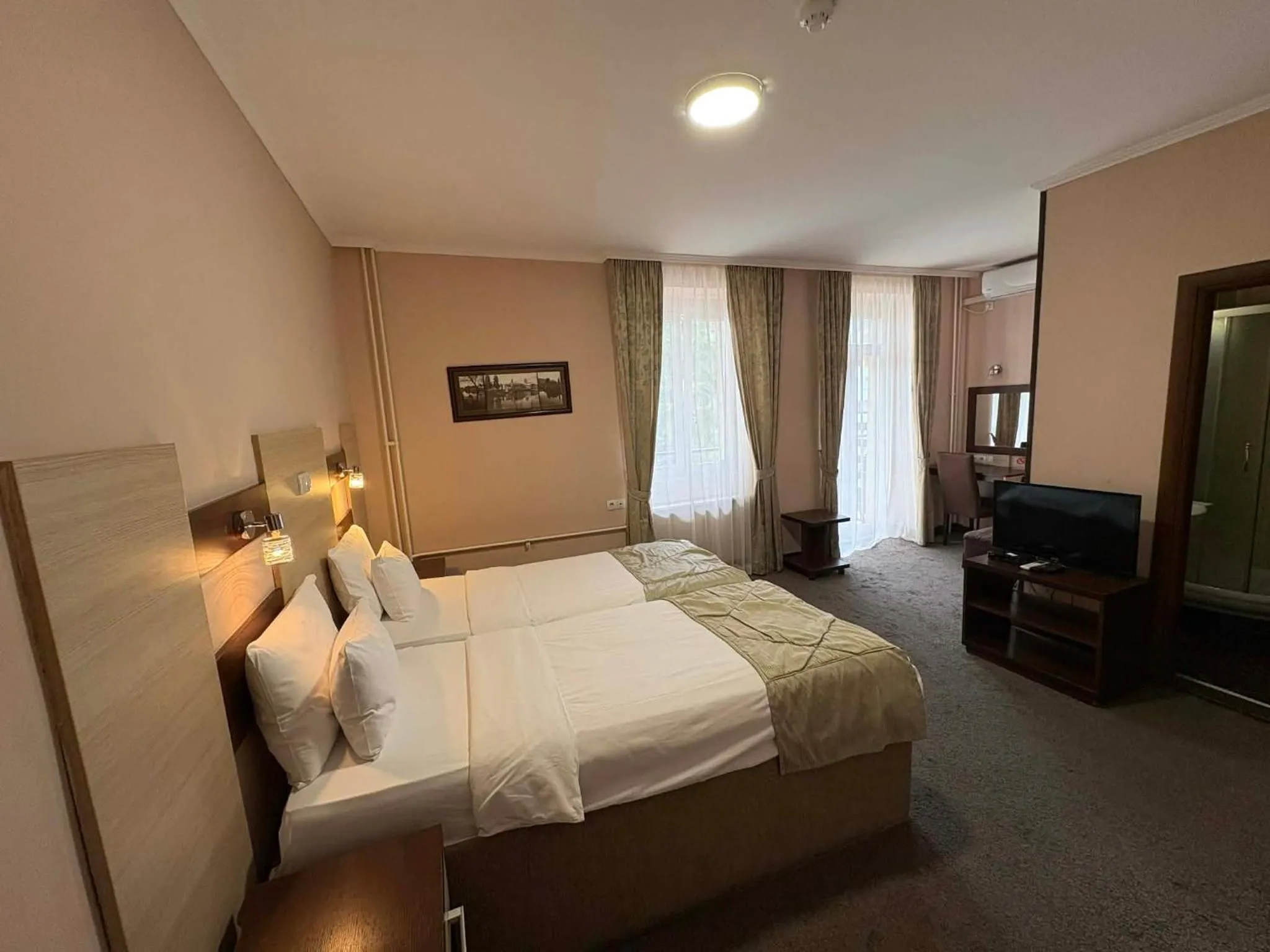 Communal lounge/ TV room, Bed in Hotel Leotar