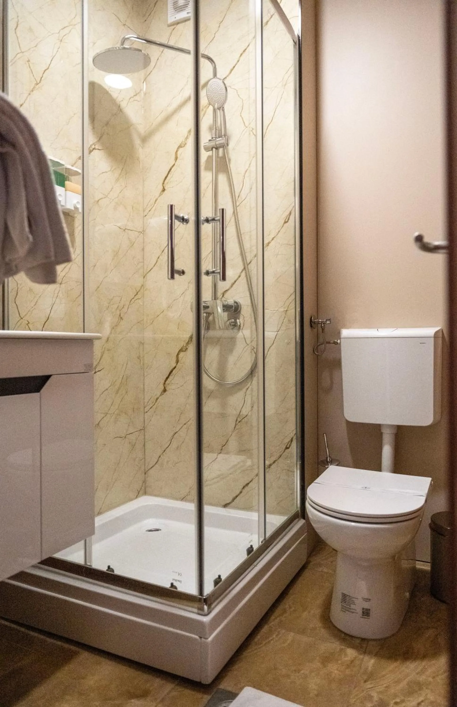 Toilet in Hotel Leotar