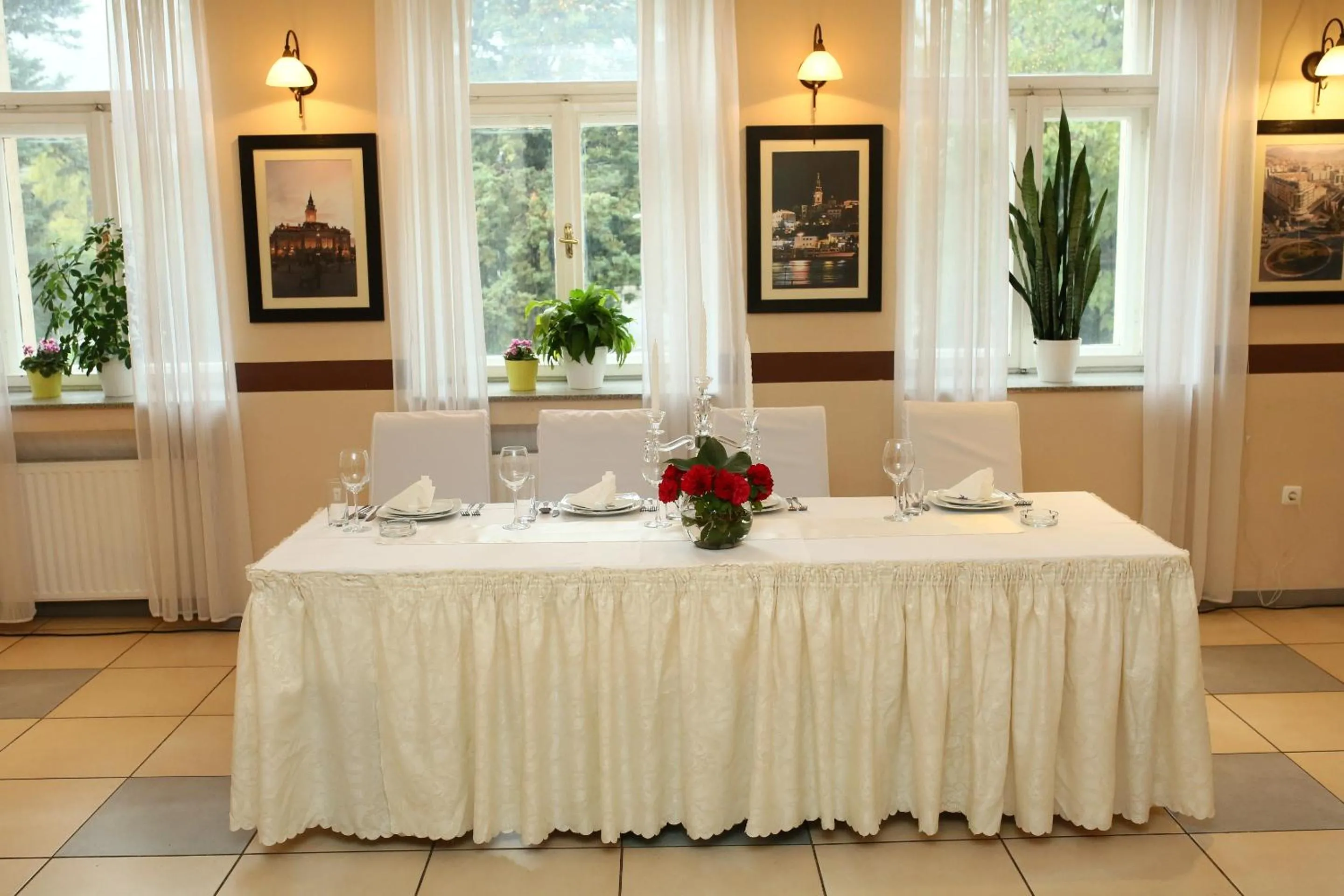 Restaurant/places to eat in Hotel Leotar
