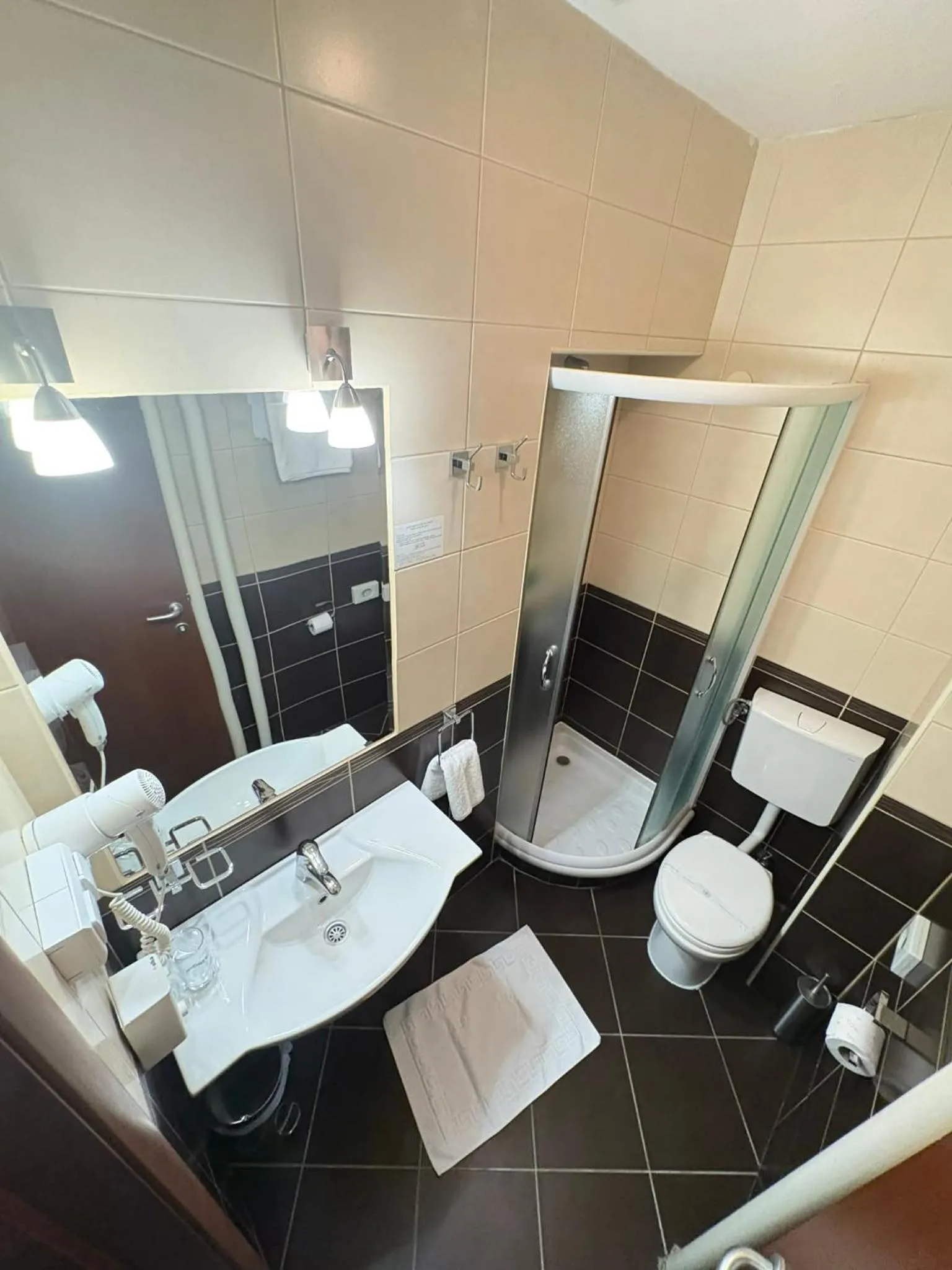 Shower in Hotel Leotar