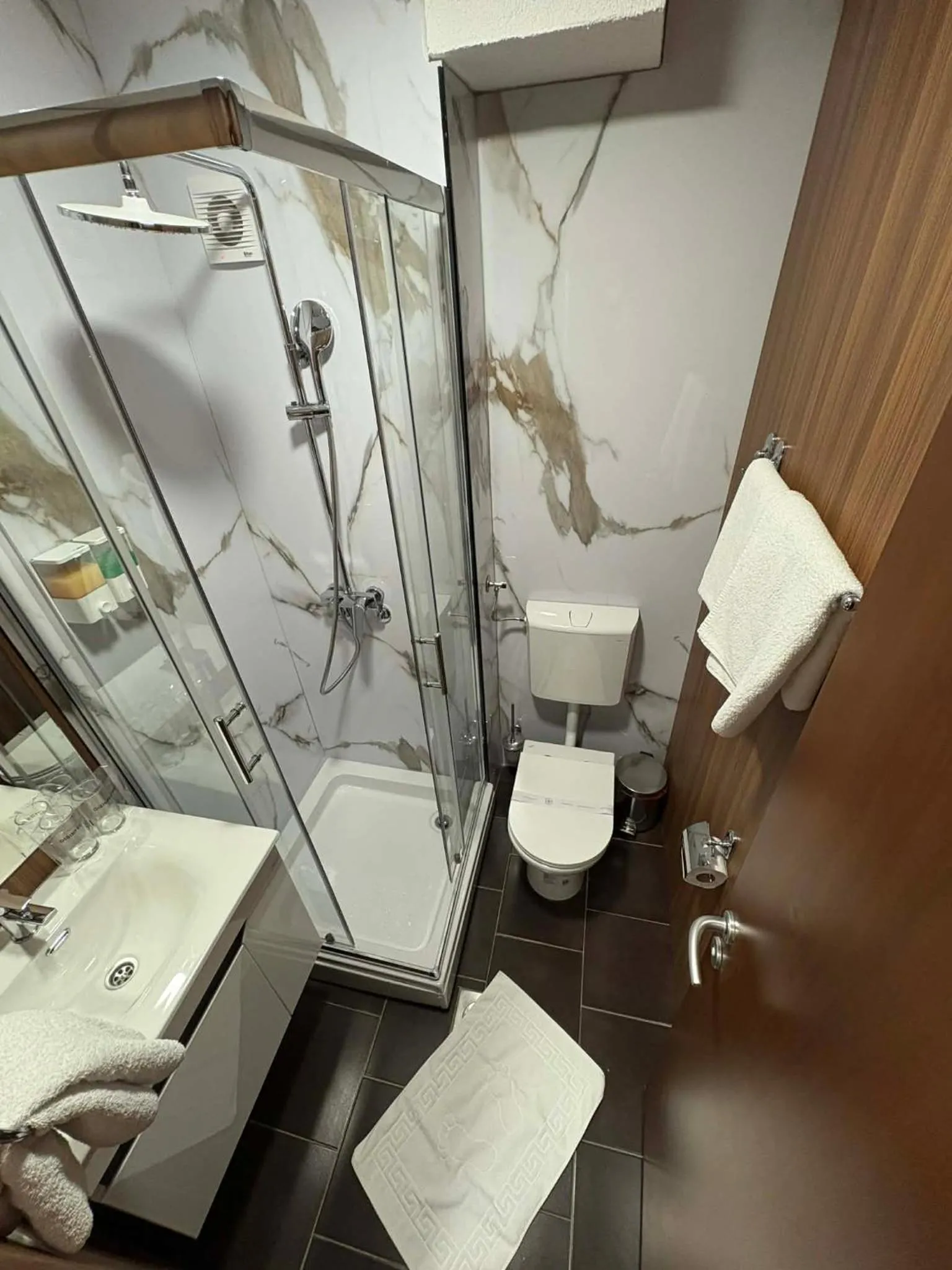 Shower in Hotel Leotar