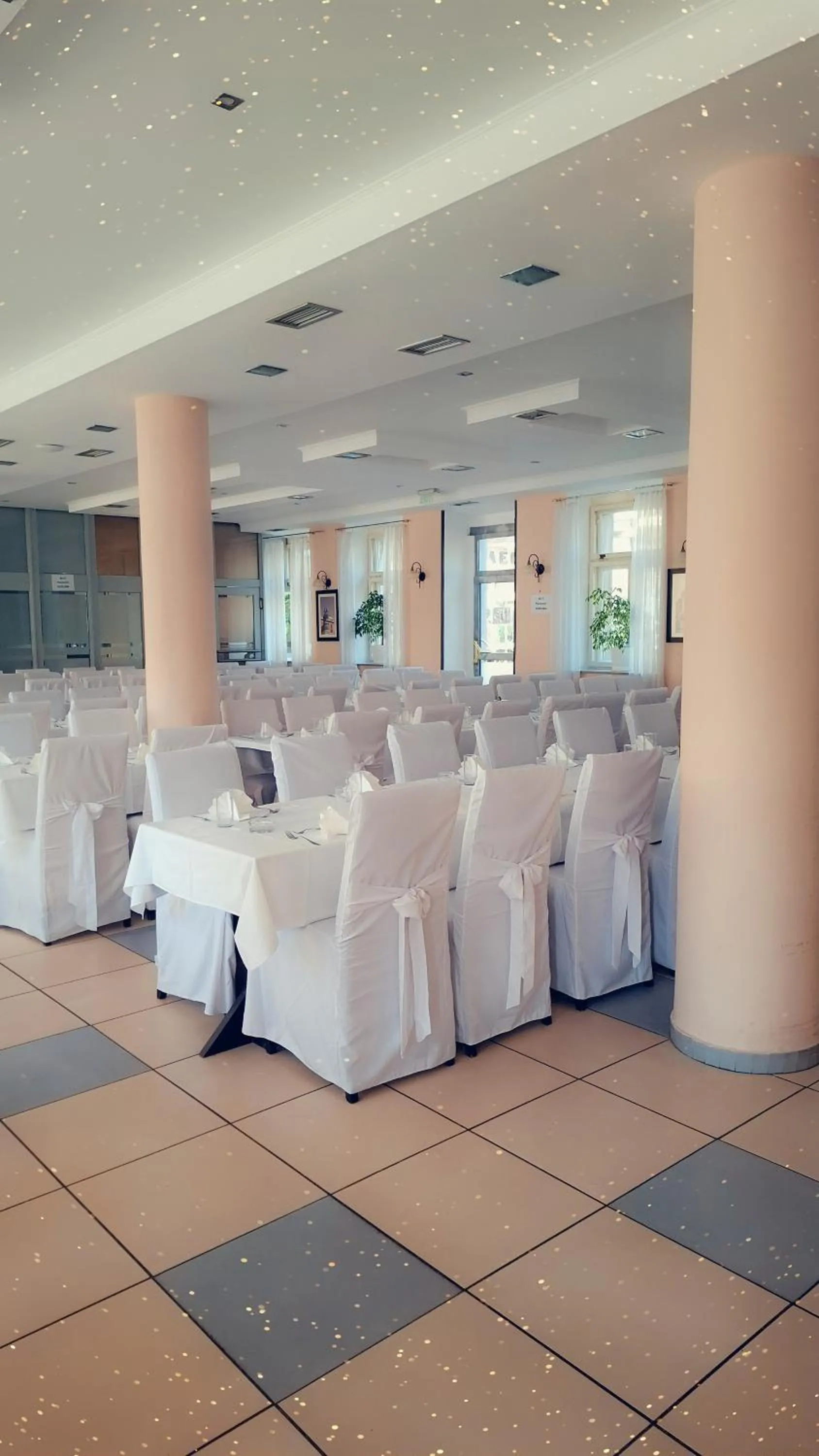 Restaurant/places to eat in Hotel Leotar