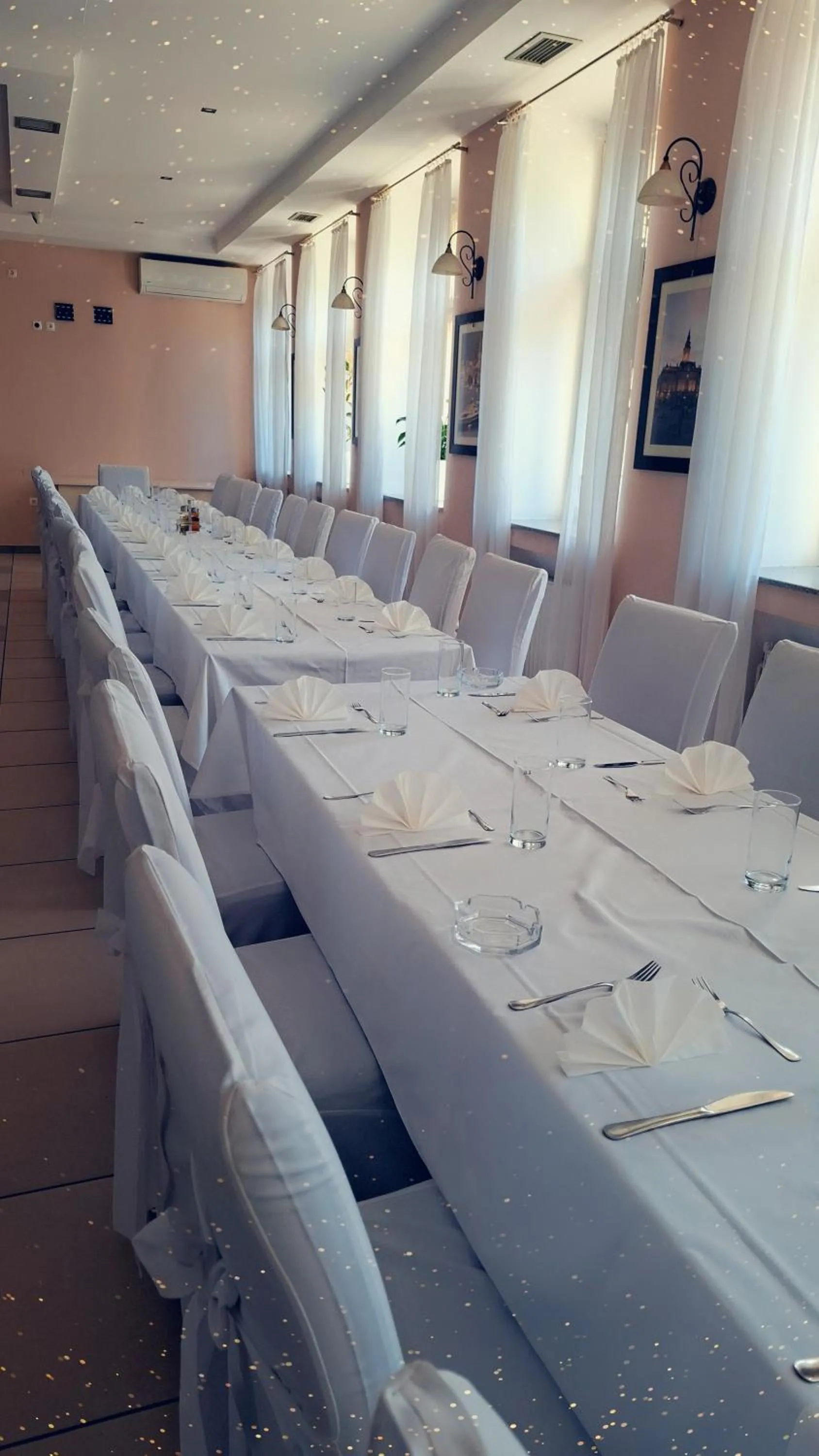 Restaurant/places to eat in Hotel Leotar