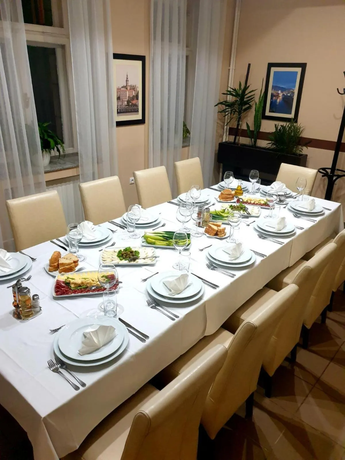 Restaurant/places to eat in Hotel Leotar