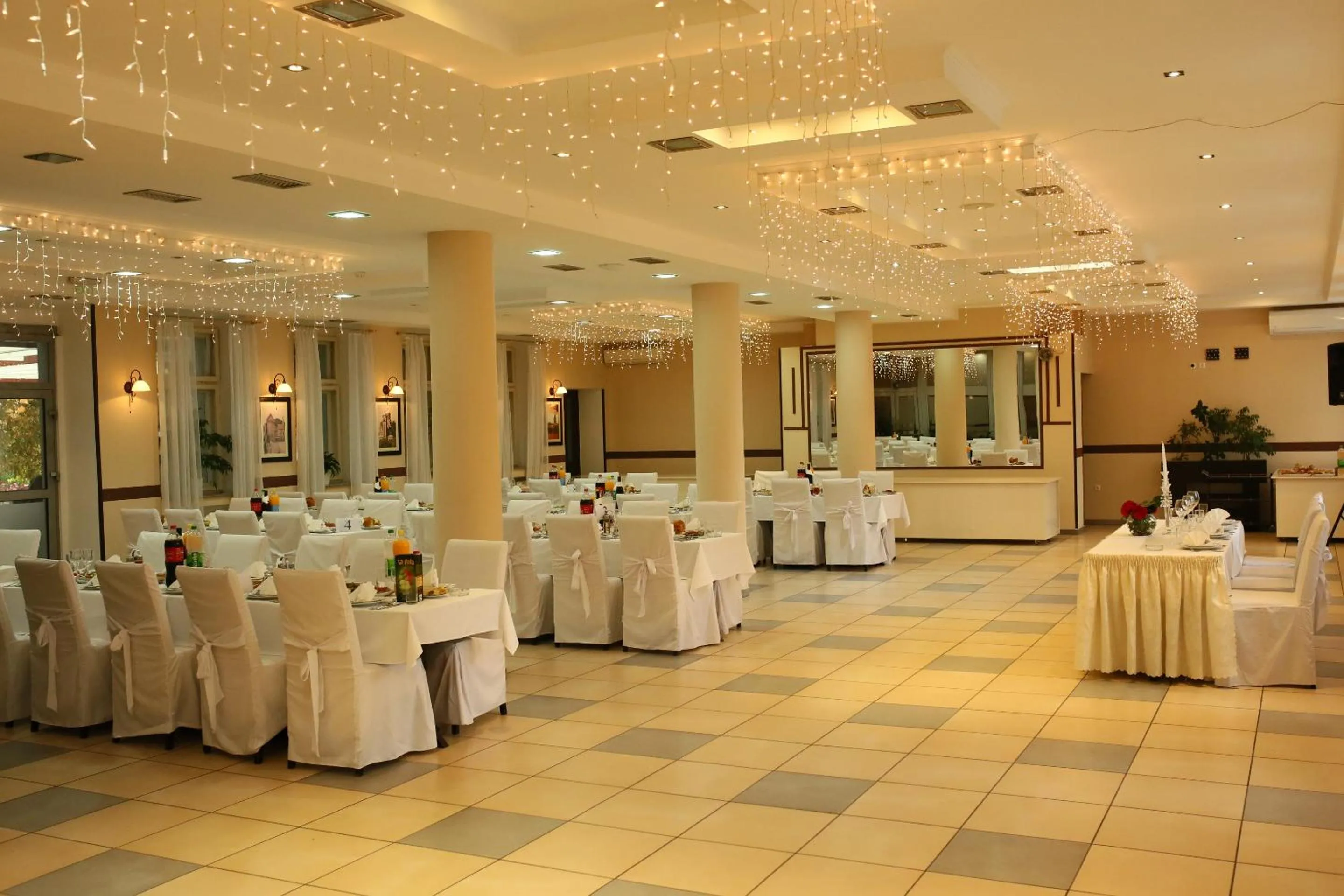 Restaurant/places to eat in Hotel Leotar