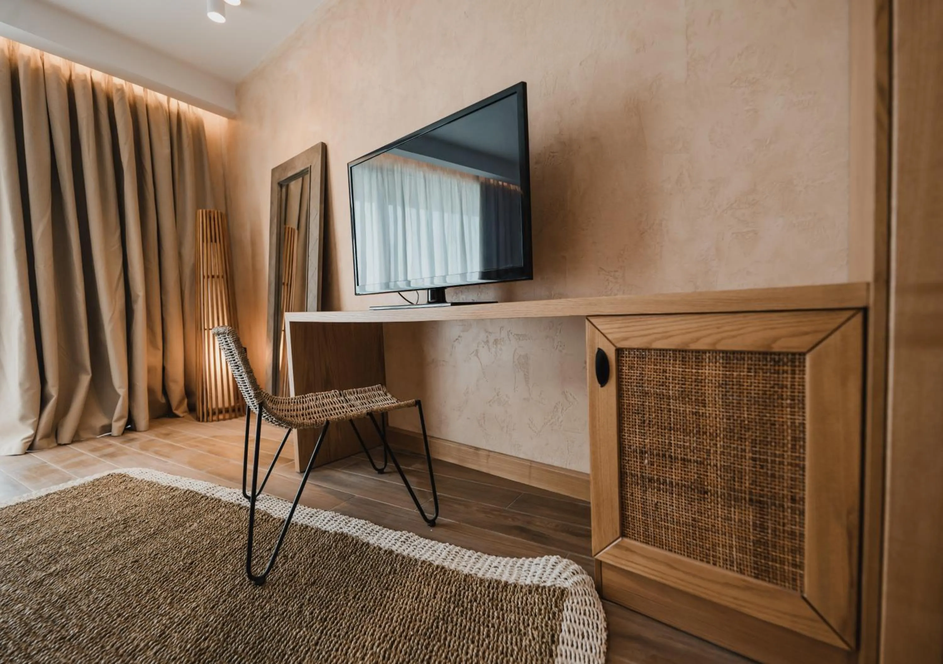 TV and multimedia, Bed in Lost Seaside Hotel