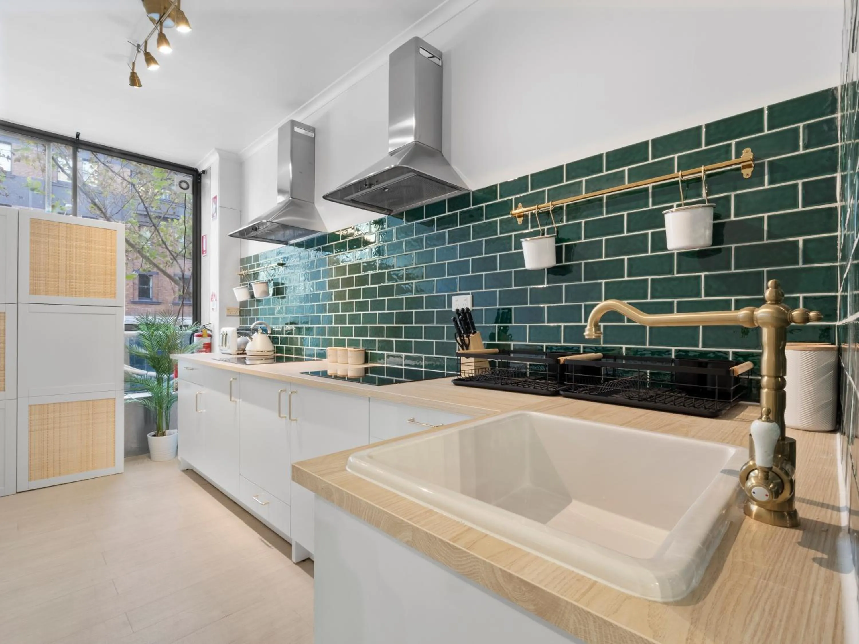 Kitchen or kitchenette in AZZURRO POD HOTEL - Central Sydney