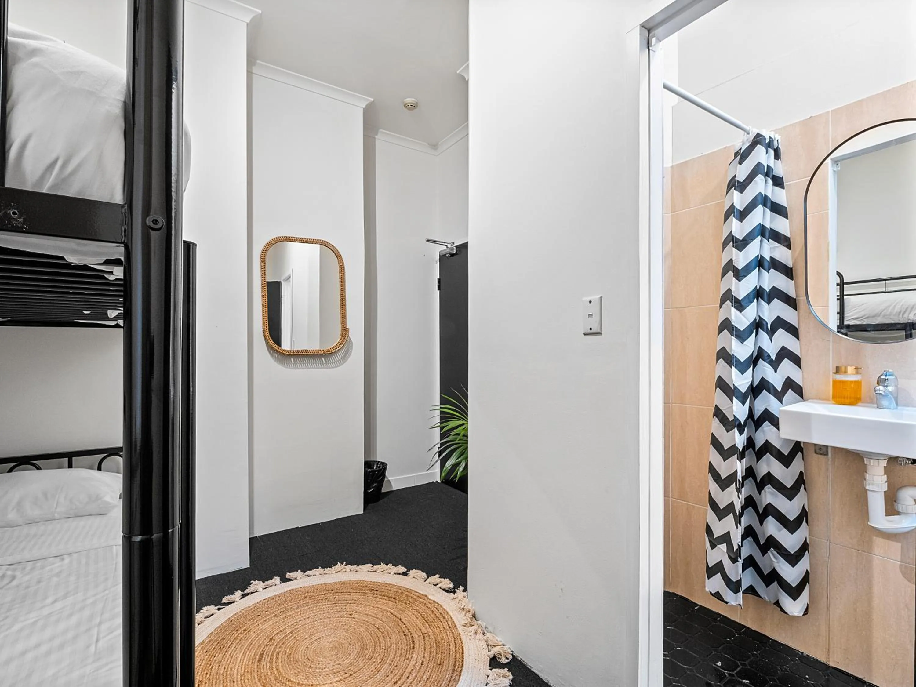 Shower, Bed in AZZURRO POD HOTEL - Central Sydney