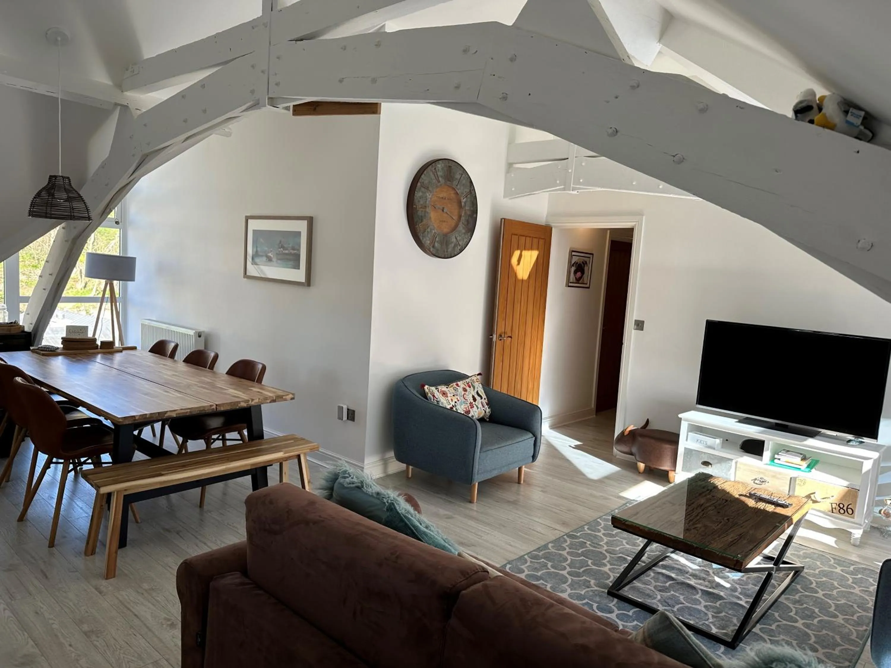 Communal lounge/ TV room in Beautiful, spacious 3 bed Brixham apartment