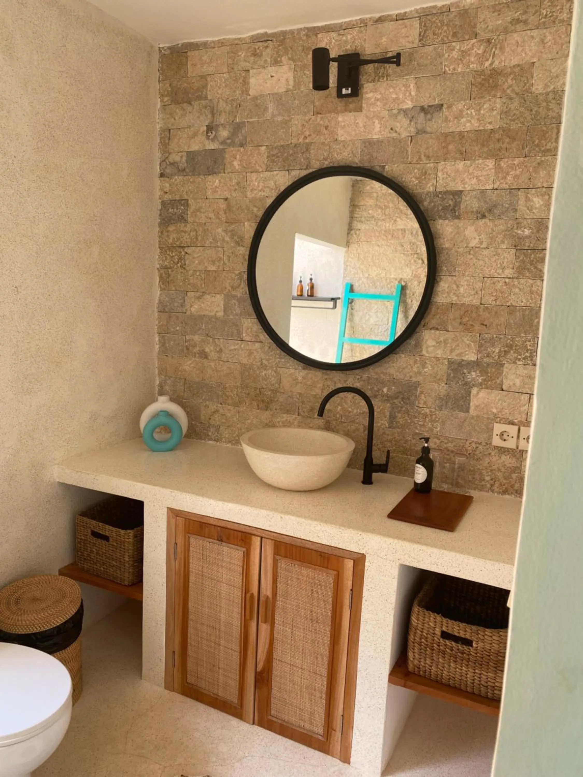 Toilet in The Barefoot Blondie Village