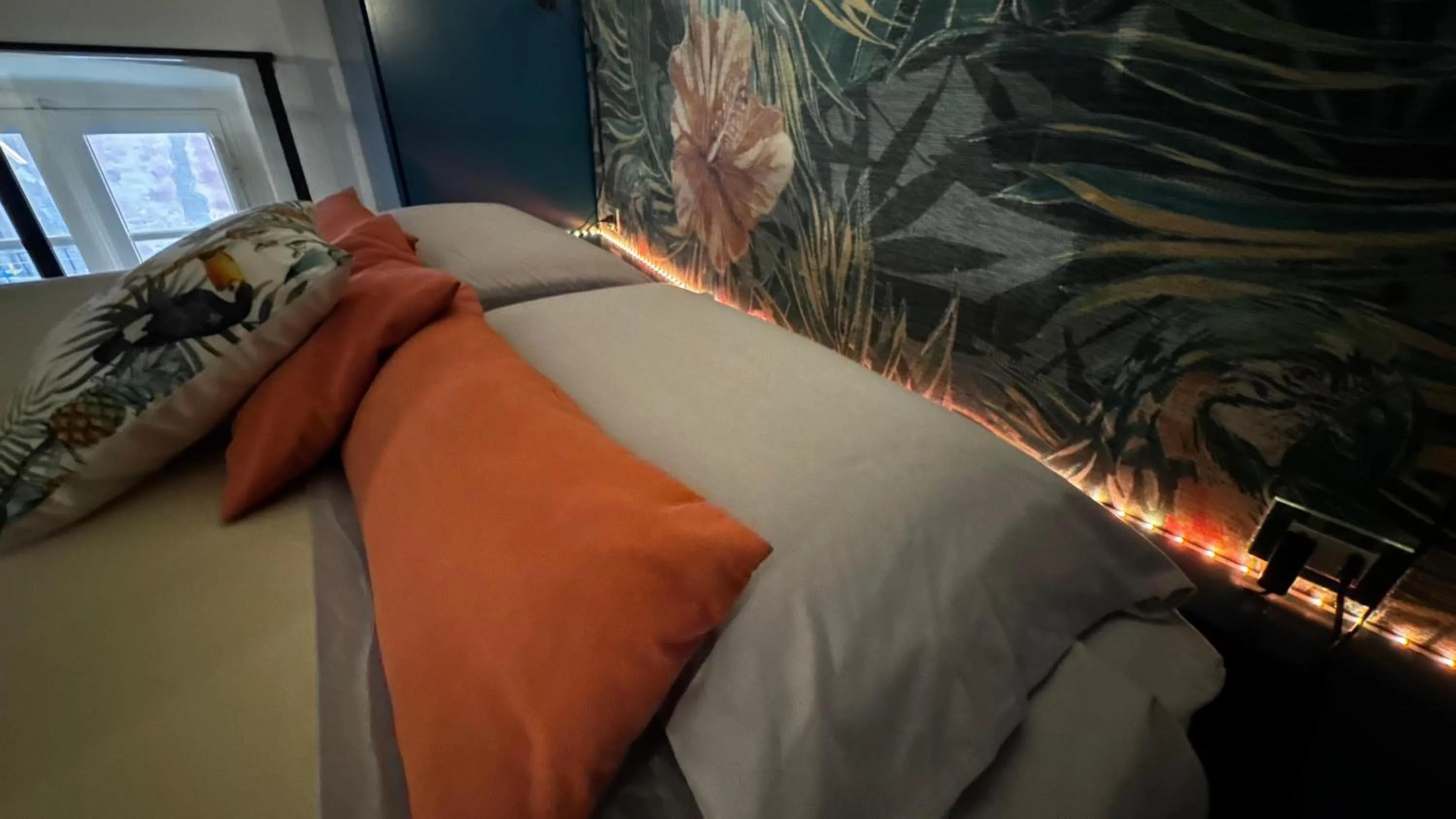 Bed in Open Suite Cobalto
