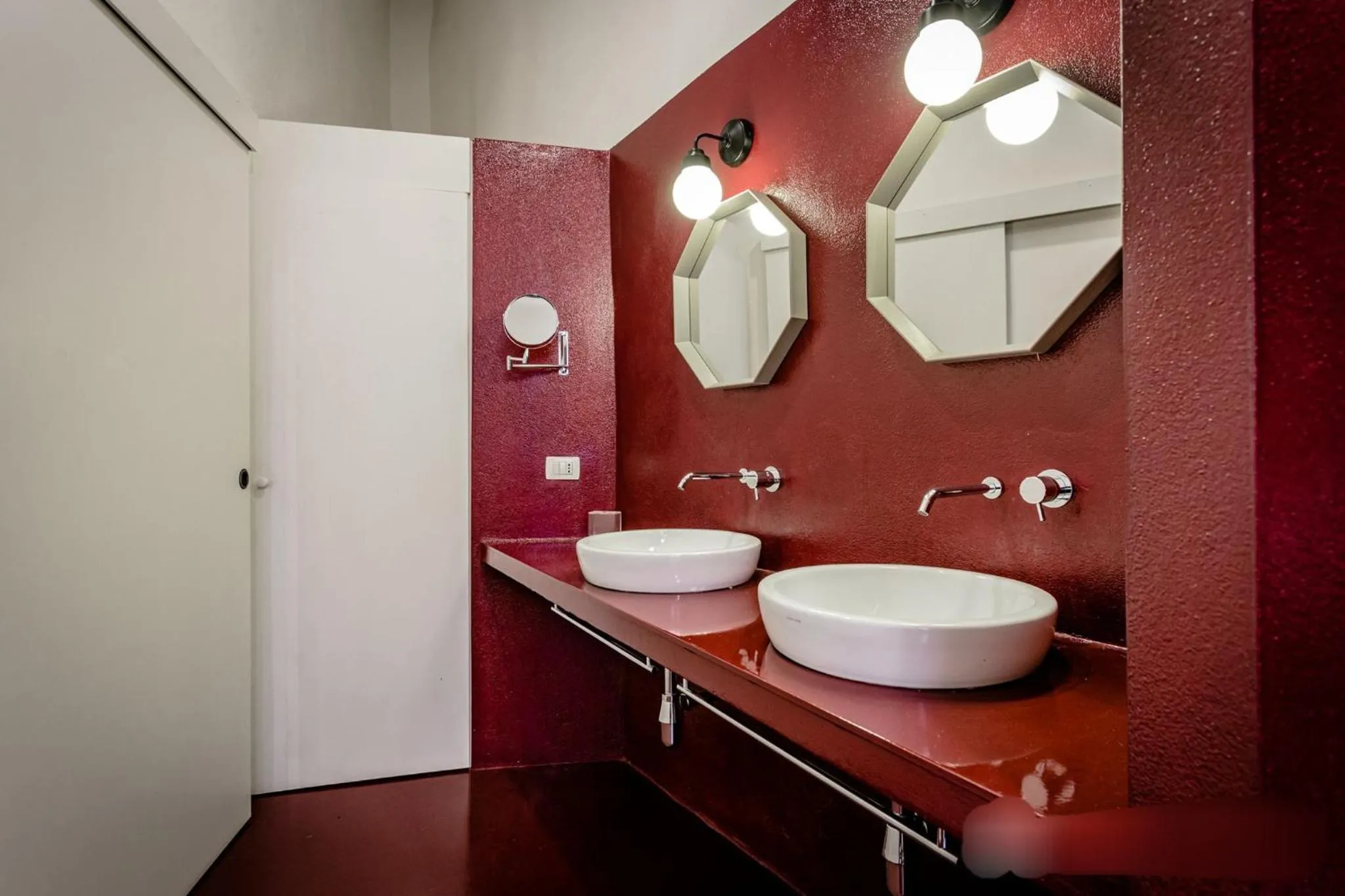 Toilet in Open Suite Cobalto