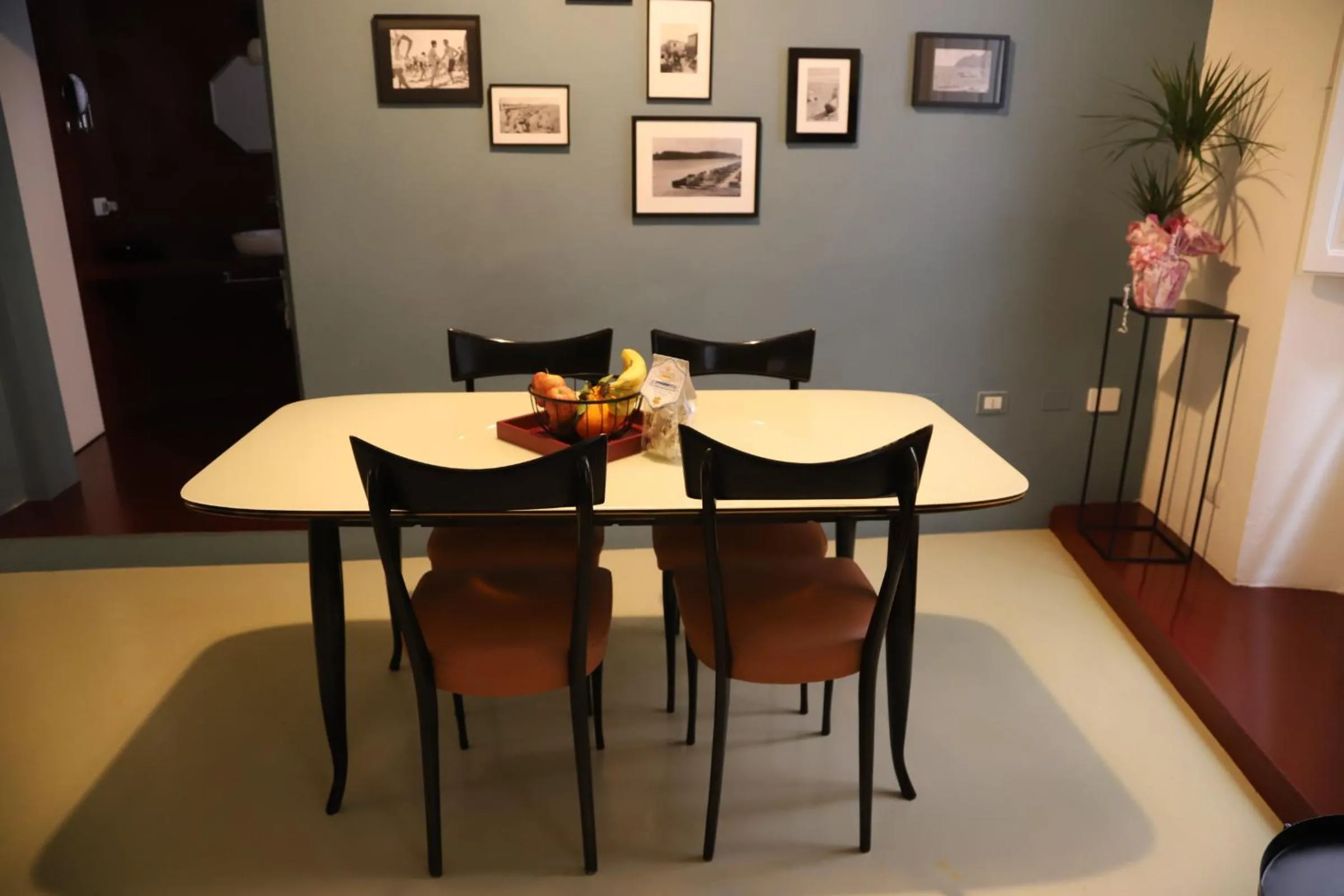 Dining area in Open Suite Cobalto