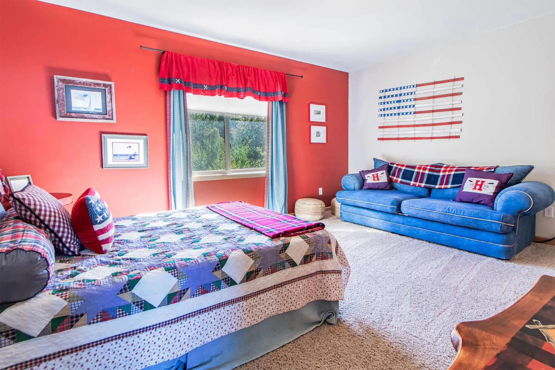 Bed in Spacious Leech Lake Home on 2 Private Acres, 200' of lake shore 15 Minutes to Walker with boat lift, dock, swimming, fire pit