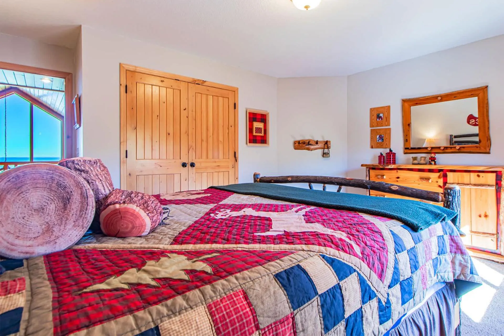 Bed in Spacious Leech Lake Home on 2 Private Acres, 200' of lake shore 15 Minutes to Walker with boat lift, dock, swimming, fire pit