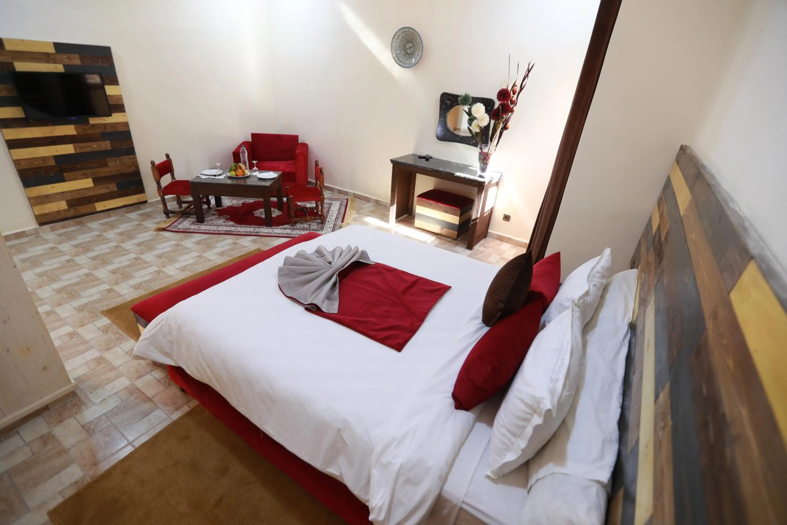 Photo of the whole room, Bed in Kasbah Tizimi