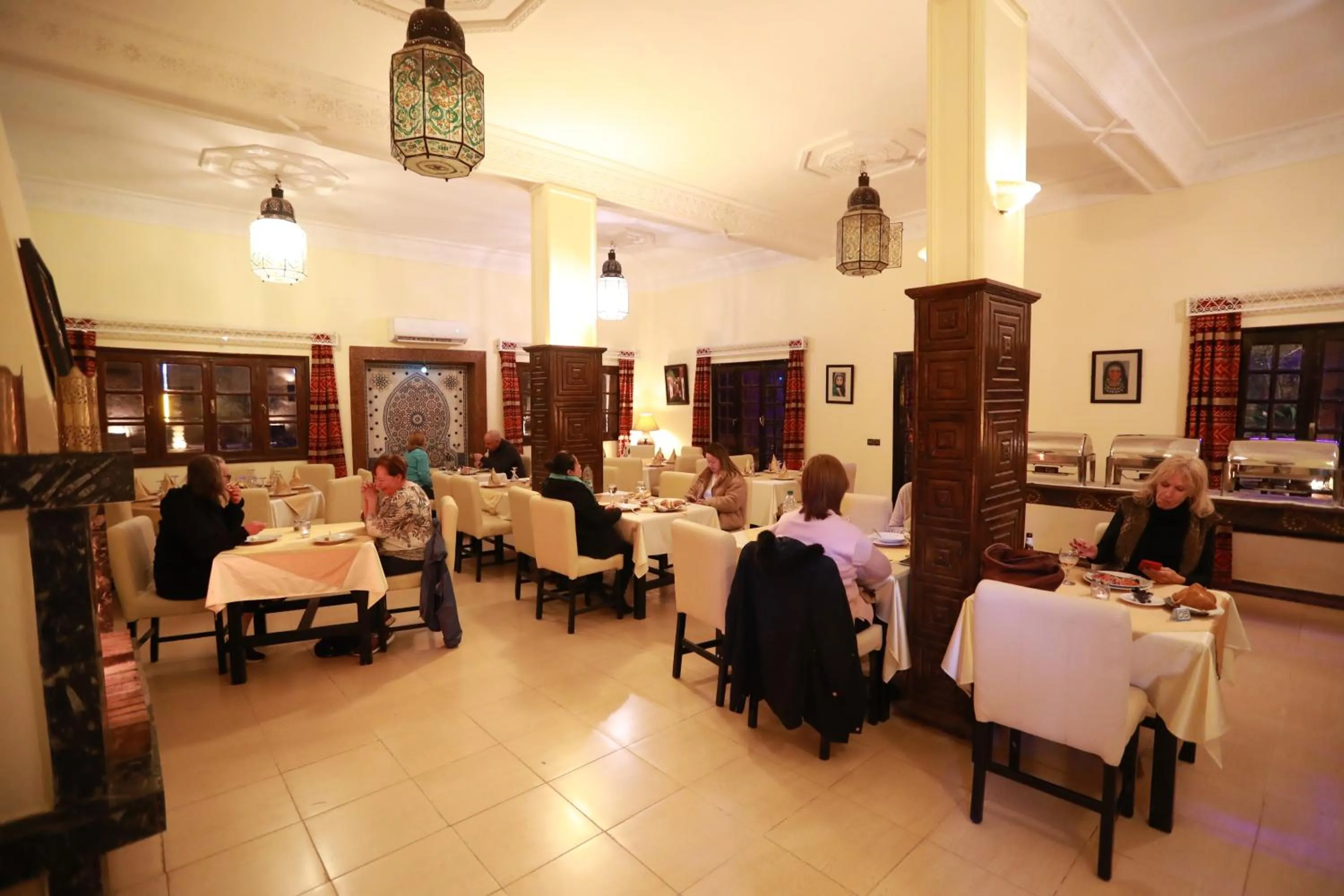 Restaurant/places to eat in Kasbah Tizimi