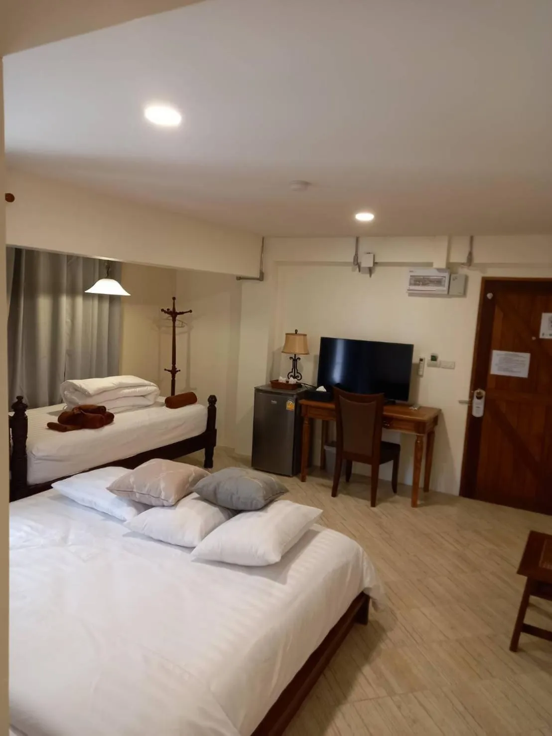 Communal lounge/ TV room, Bed in Valentier Cafe and Hotel