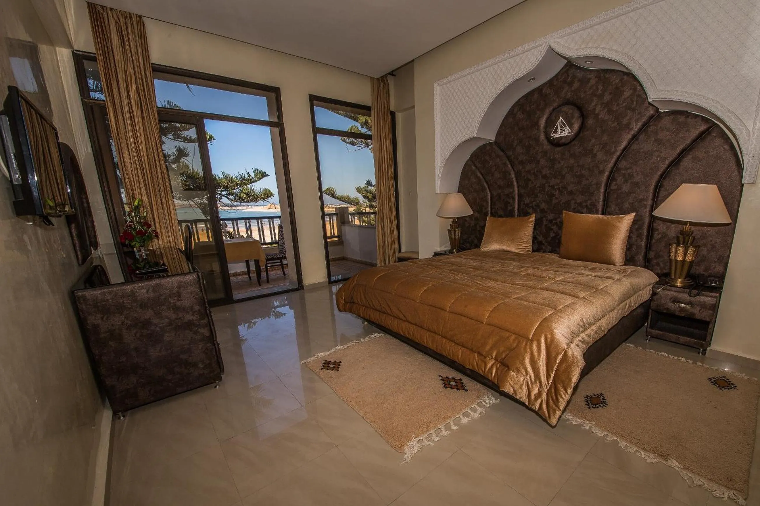 Property building, Bed in Hôtel Des Iles