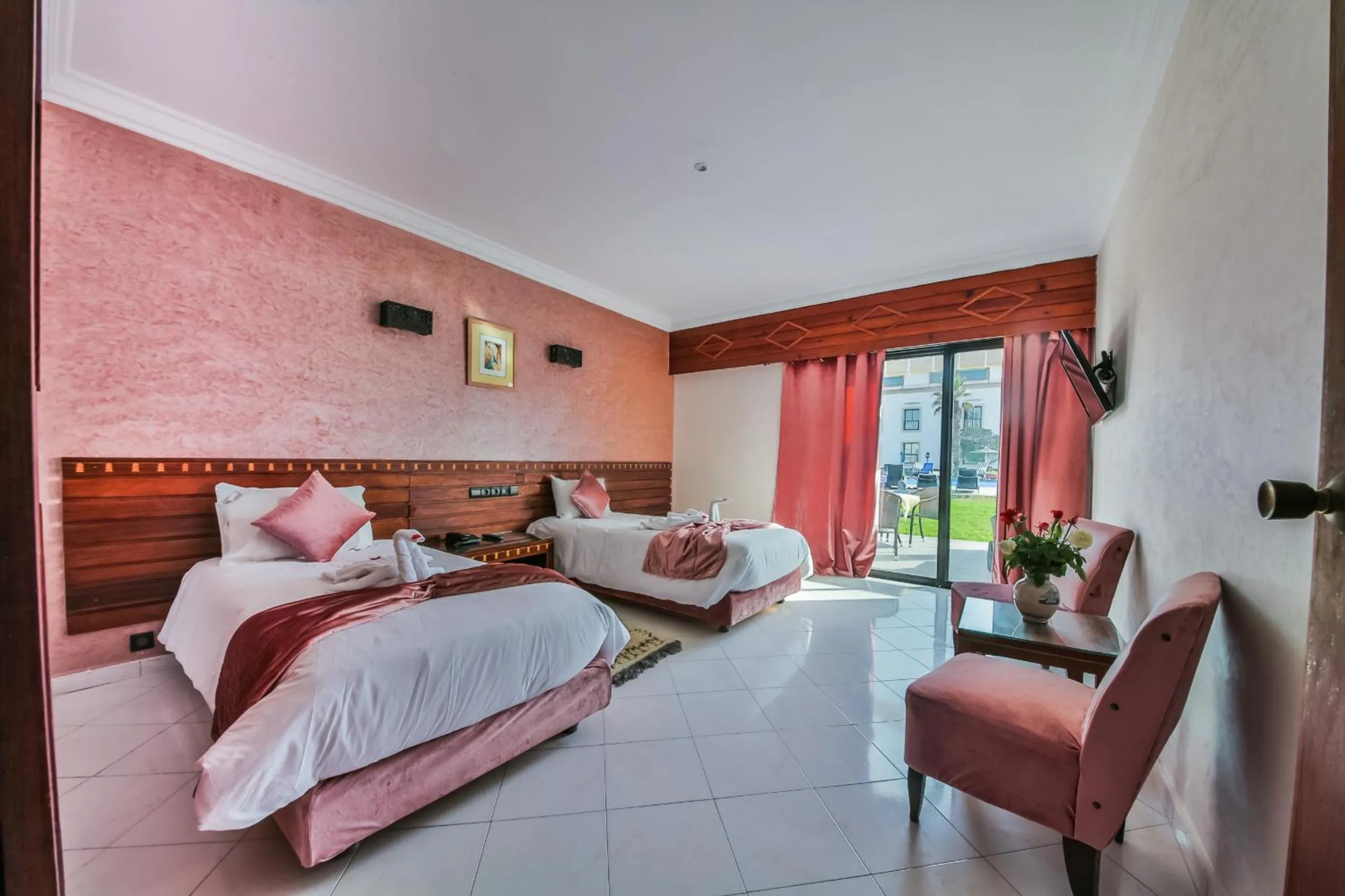 Photo of the whole room, Bed in Hôtel Des Iles