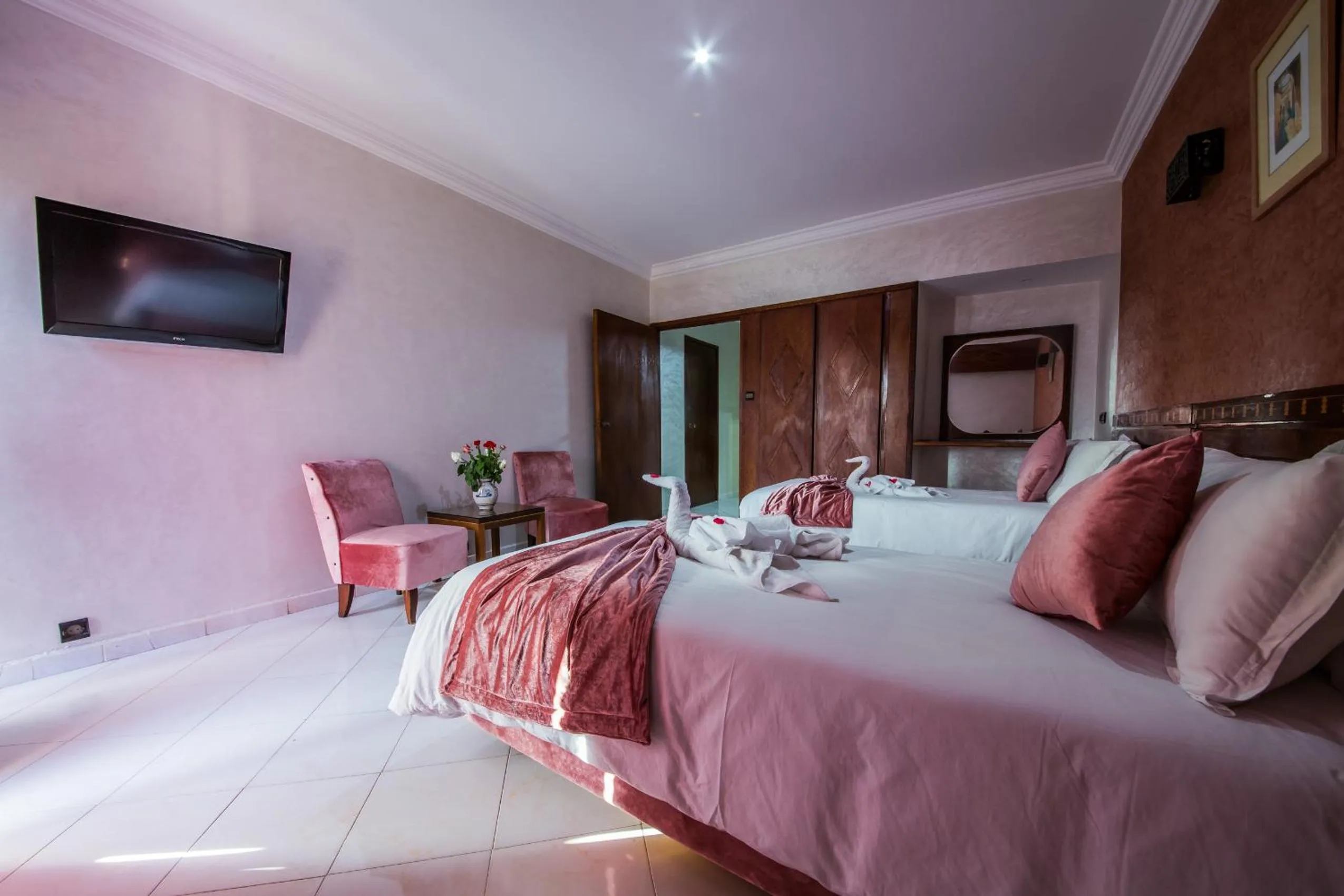 Photo of the whole room, Bed in Hôtel Des Iles