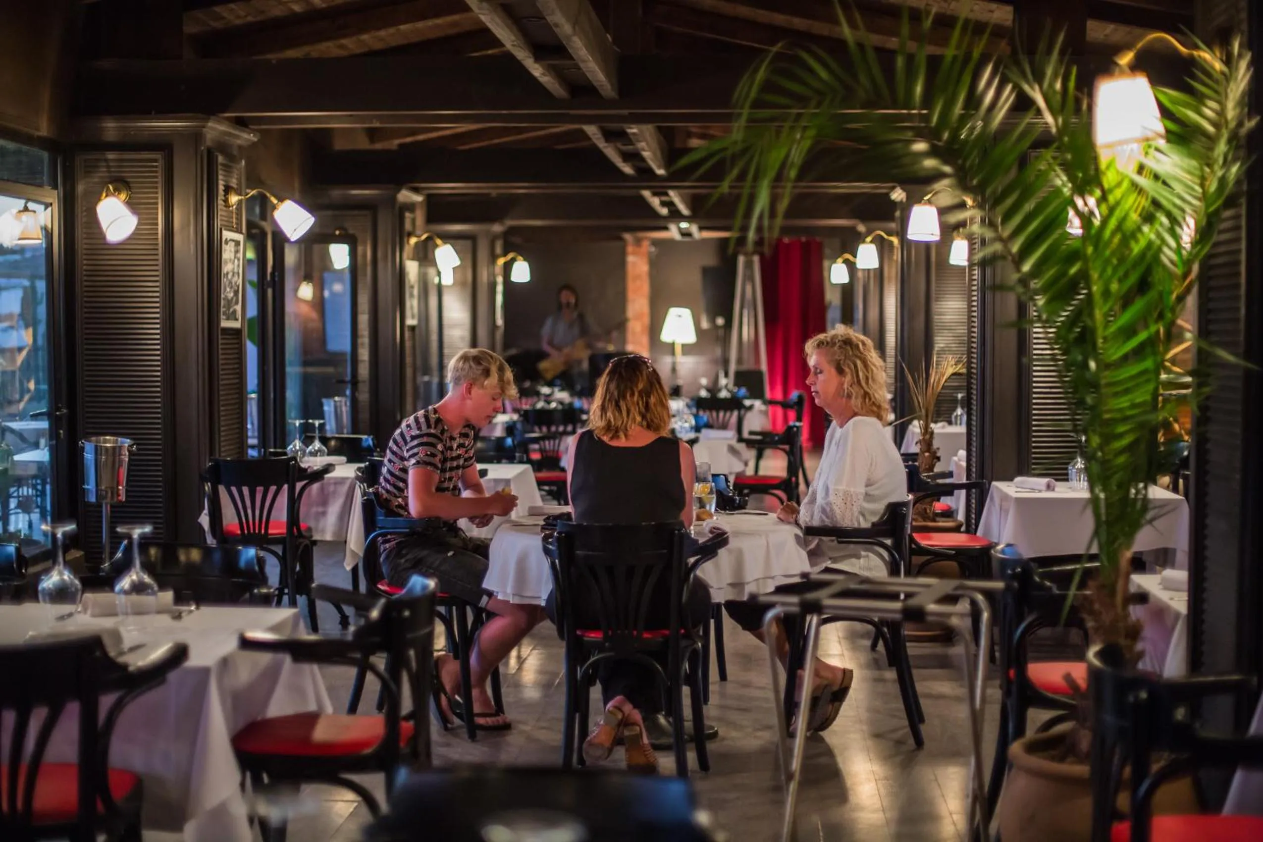 Restaurant/places to eat in Hôtel Des Iles