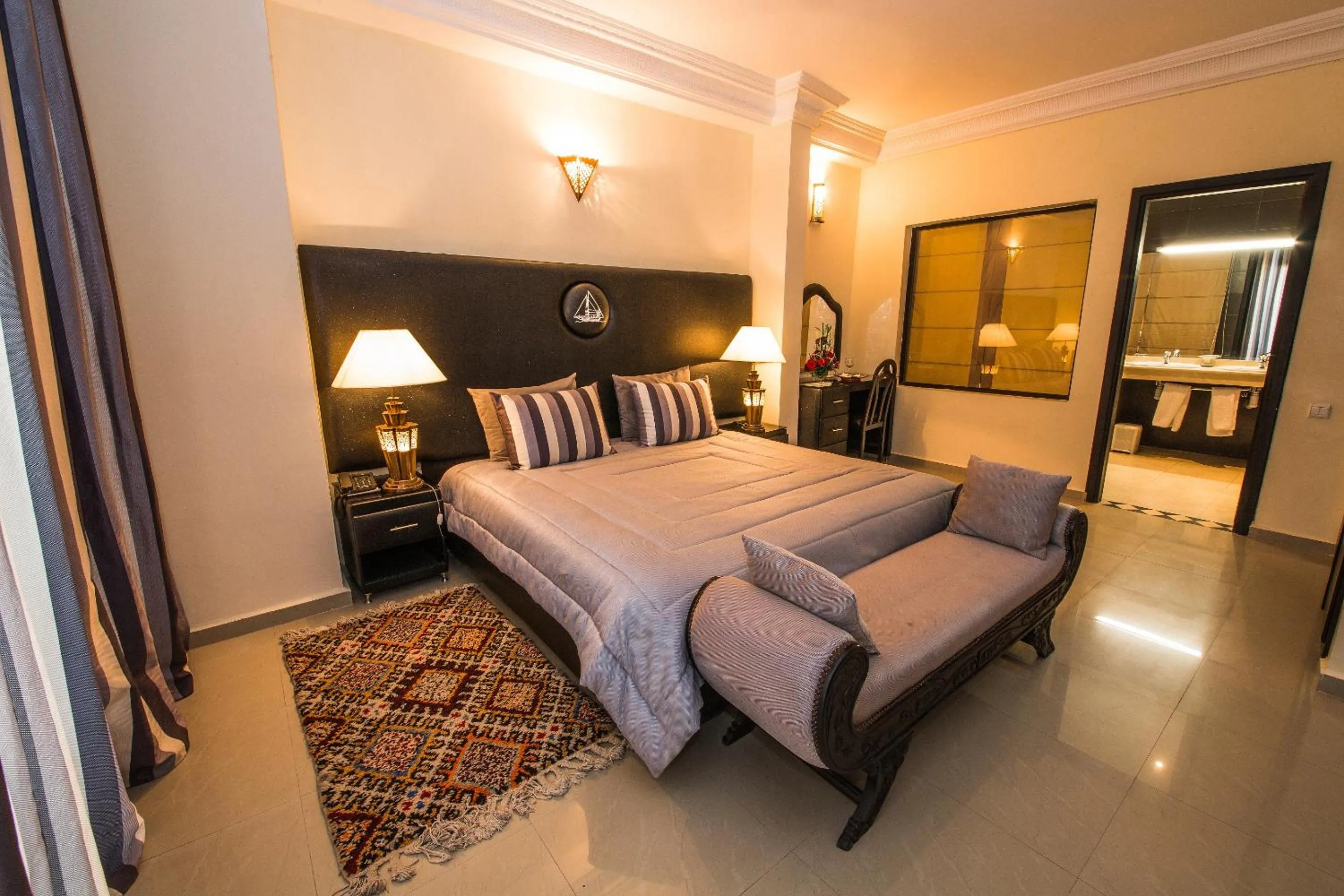 Property building, Bed in Hôtel Des Iles