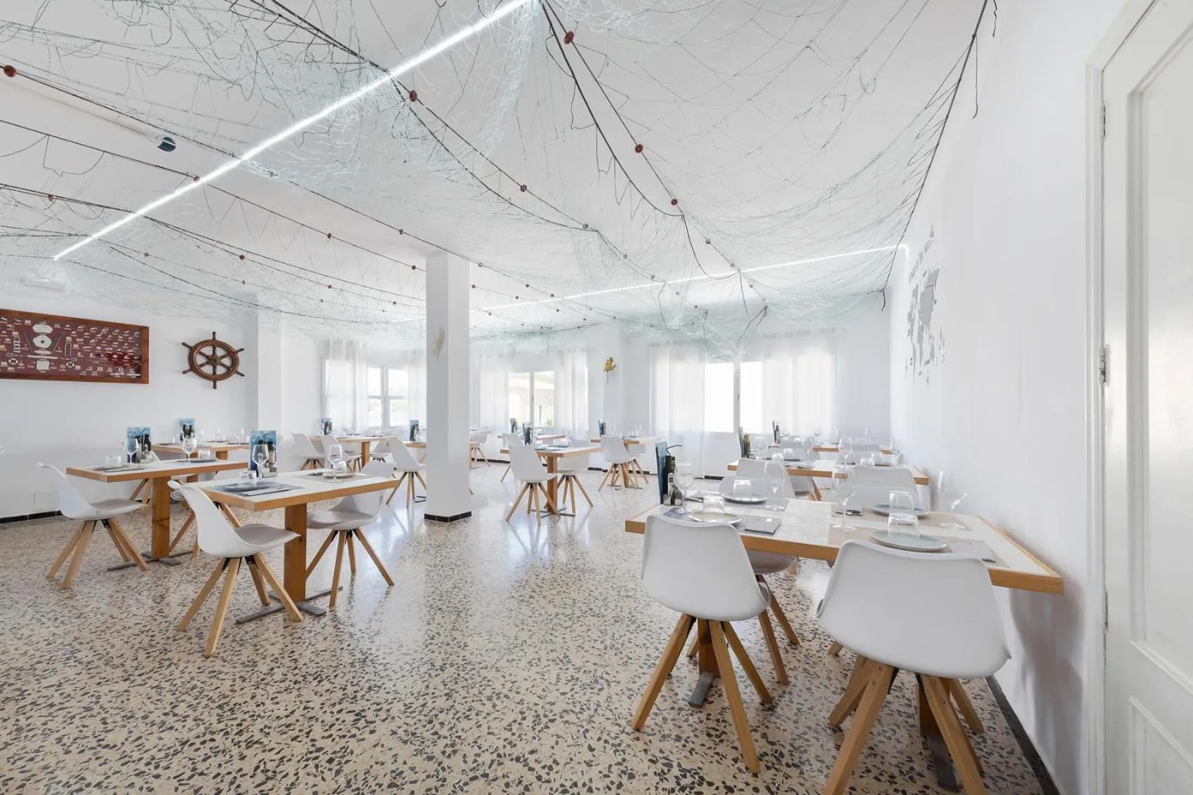 Restaurant/places to eat in Hostal Cala Llombards